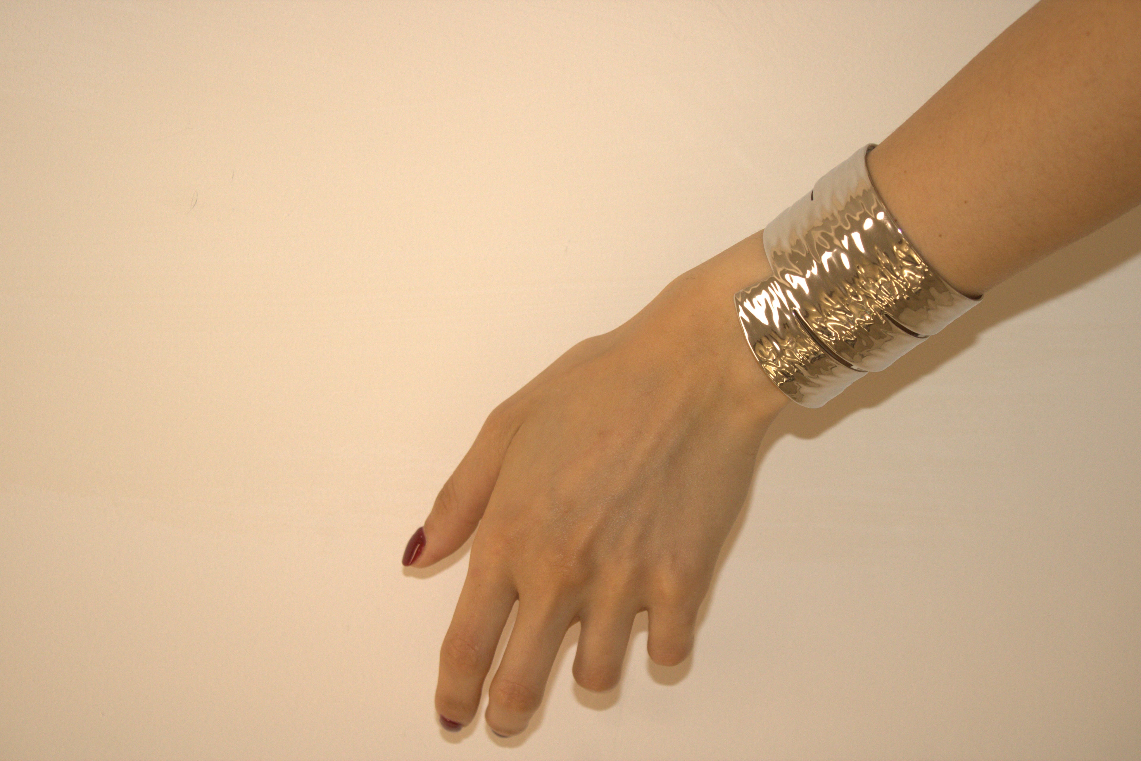 BRACCIALE IN ACCIAIO  RIGIDO CON DETTAGLI