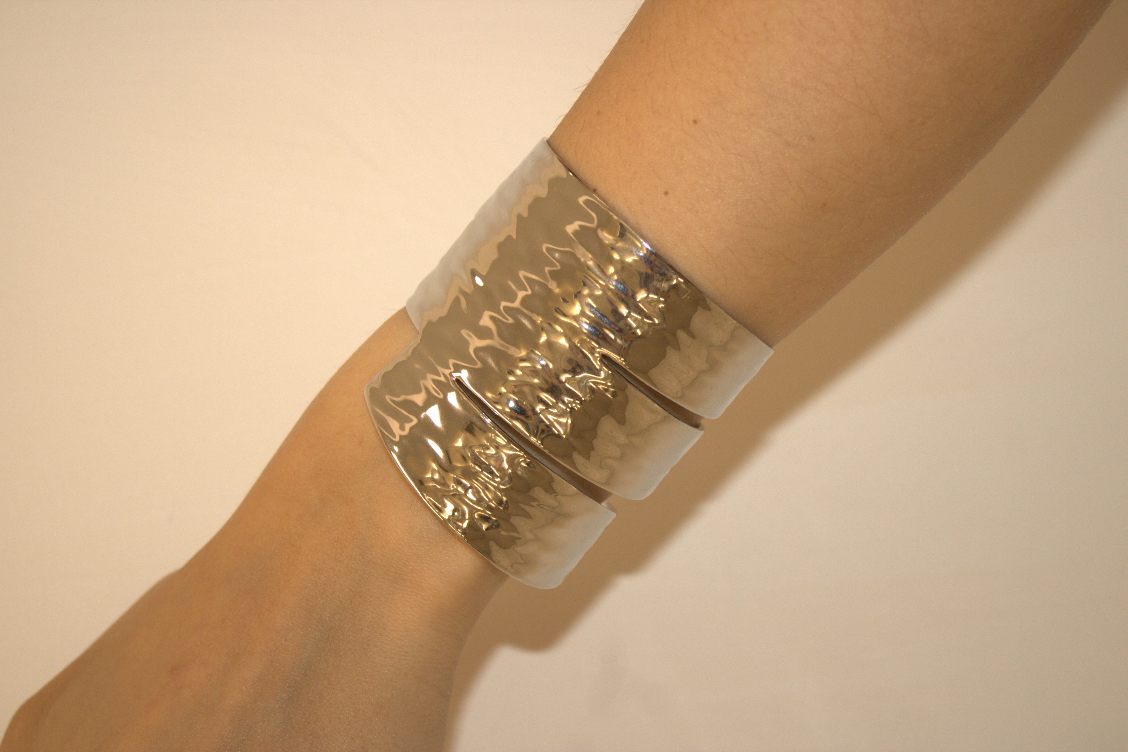 BRACCIALE IN ACCIAIO  RIGIDO CON DETTAGLI