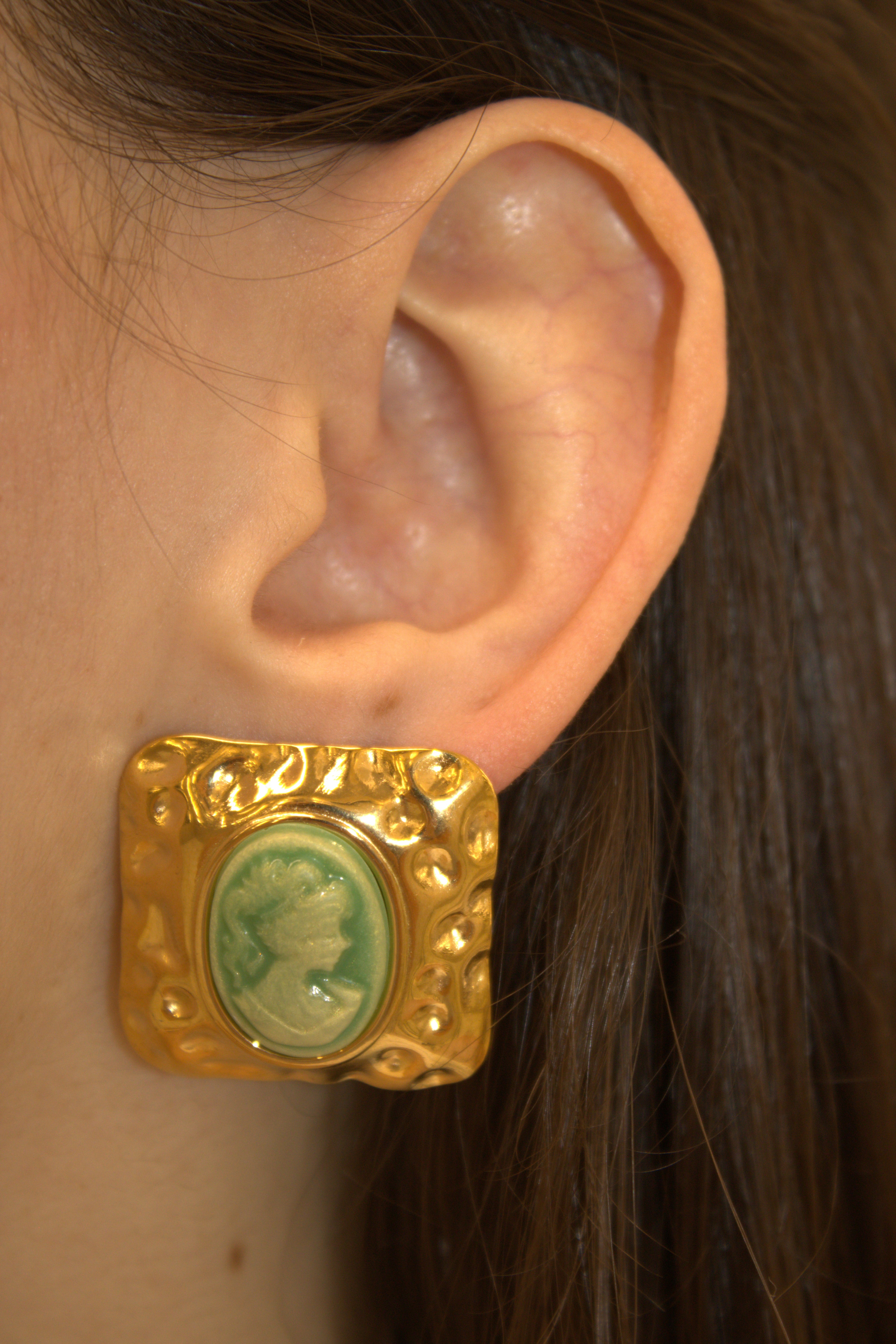 ORECCHINI IN ACCIAIO A BOTTONE QUADRATI MARTELLATI CON INTAGLIO CAMEO VERDE ANTICO