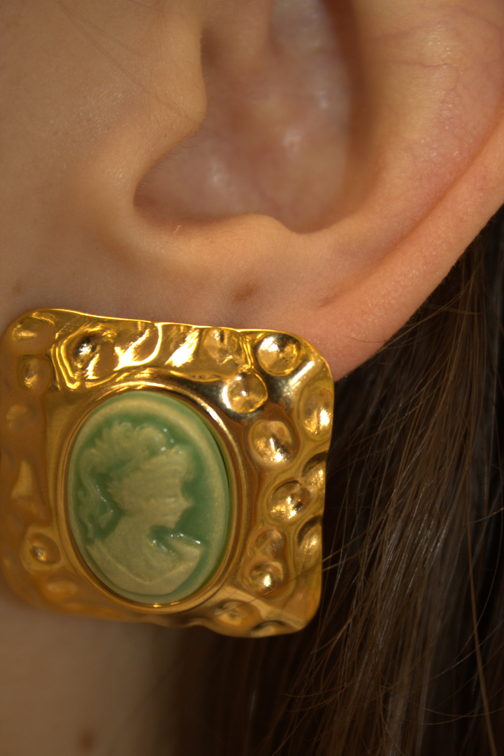 ORECCHINI IN ACCIAIO A BOTTONE QUADRATI MARTELLATI CON INTAGLIO CAMEO VERDE ANTICO