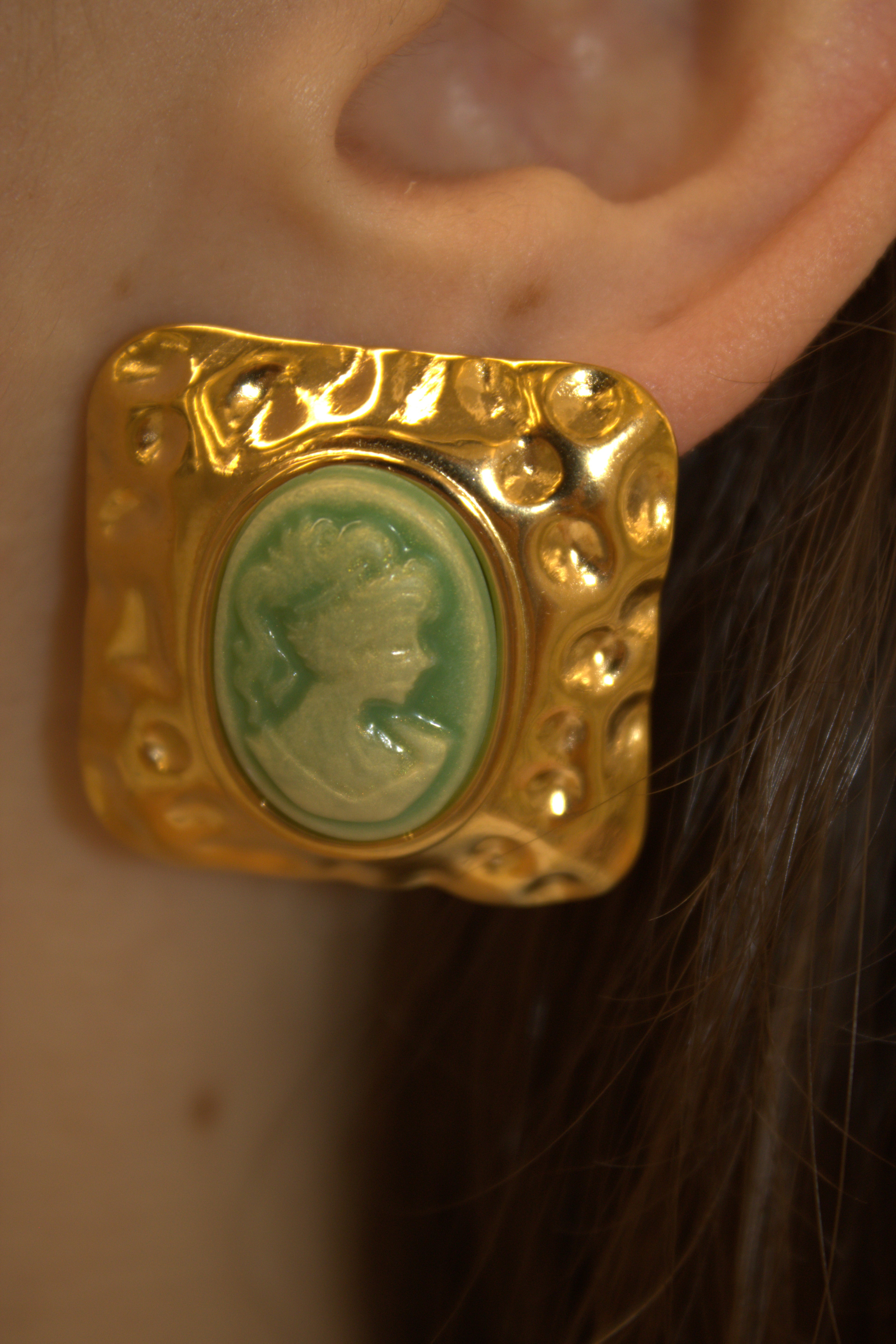 ORECCHINI IN ACCIAIO A BOTTONE QUADRATI MARTELLATI CON INTAGLIO CAMEO VERDE ANTICO