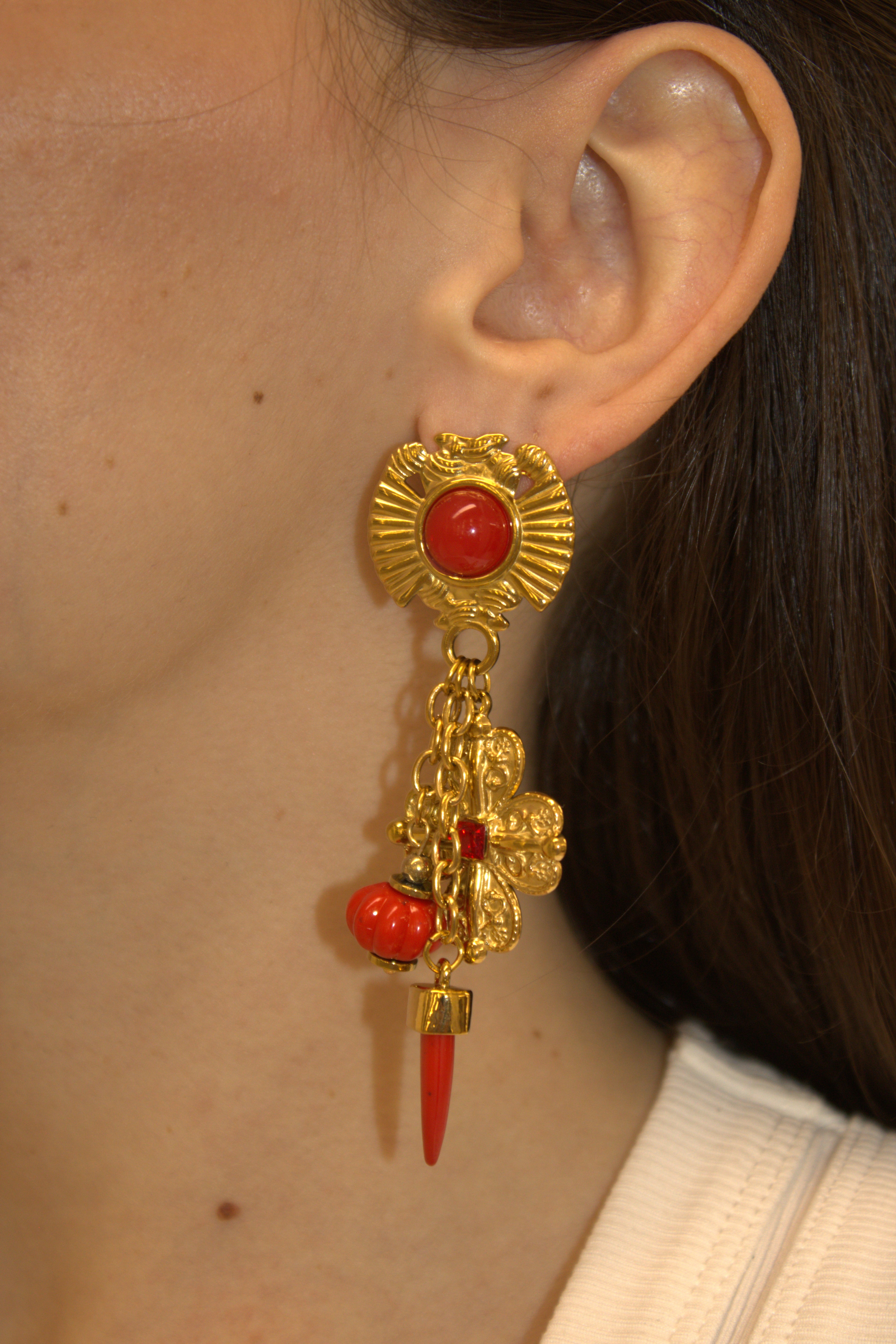 ORECCHINI IN ACCIAIO PENDENTI CHARM BAROCCHI CON CABOCHON ROSSO E DETTAGLI PORTAFORTUNA