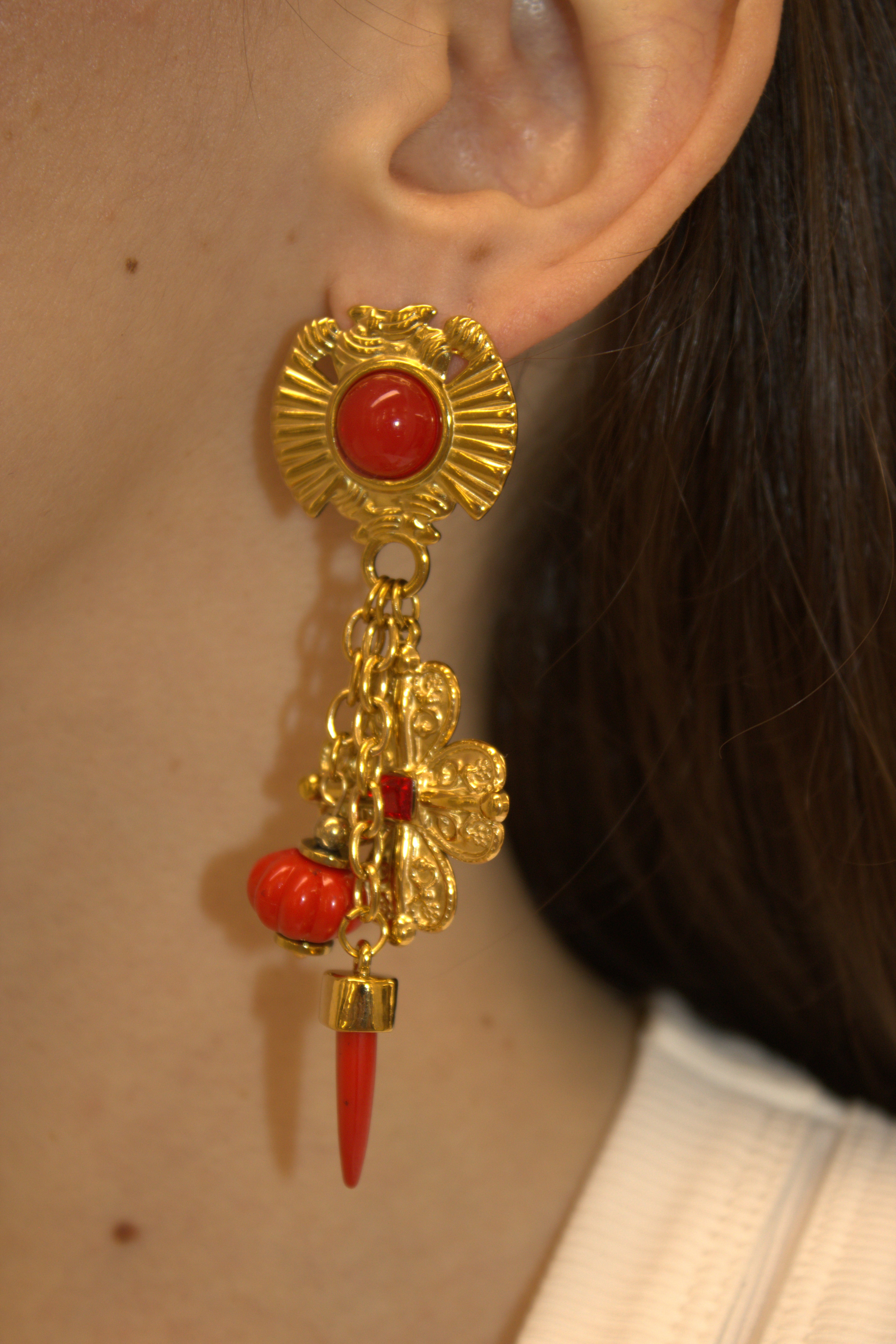 ORECCHINI IN ACCIAIO PENDENTI CHARM BAROCCHI CON CABOCHON ROSSO E DETTAGLI PORTAFORTUNA