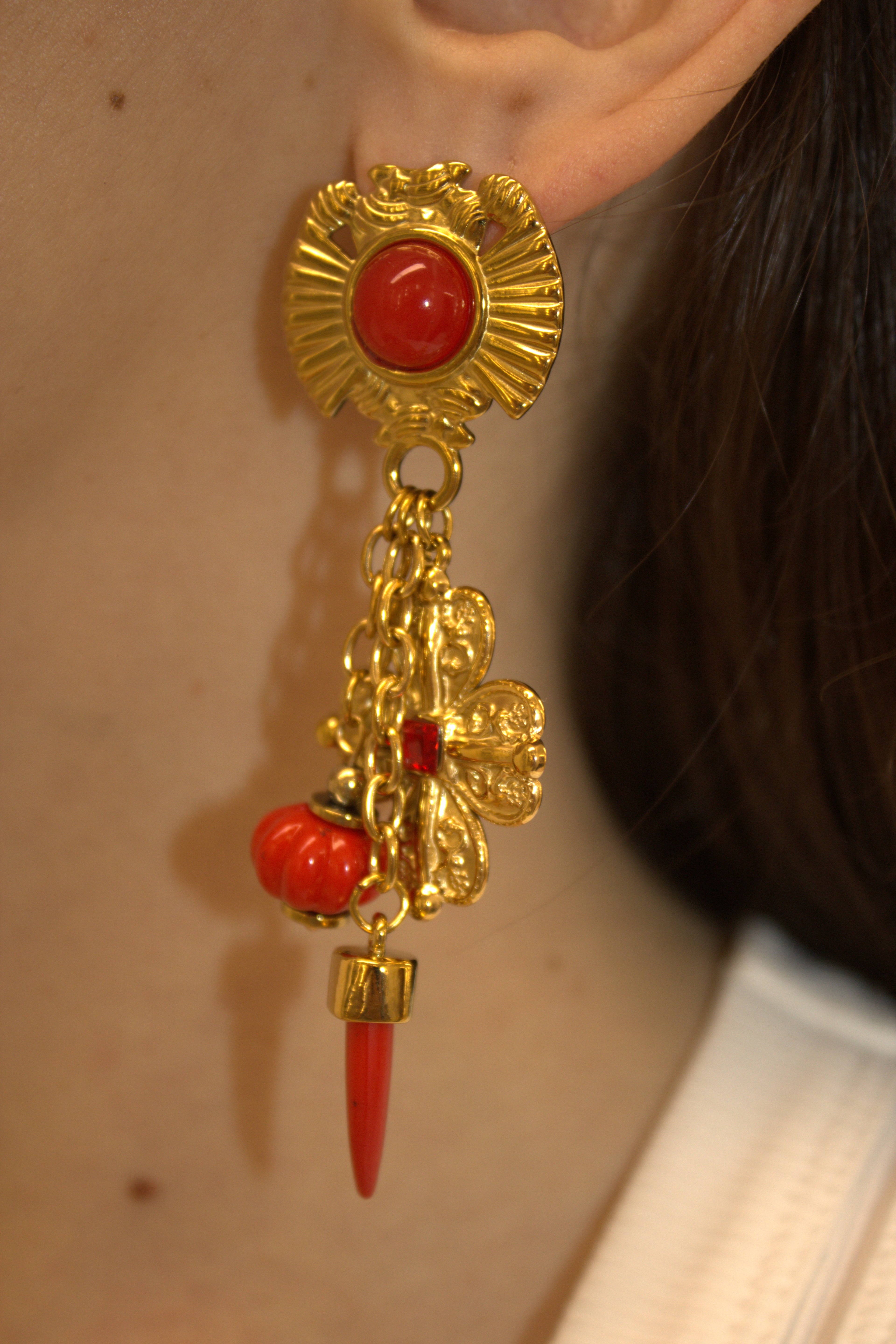 ORECCHINI IN ACCIAIO PENDENTI CHARM BAROCCHI CON CABOCHON ROSSO E DETTAGLI PORTAFORTUNA