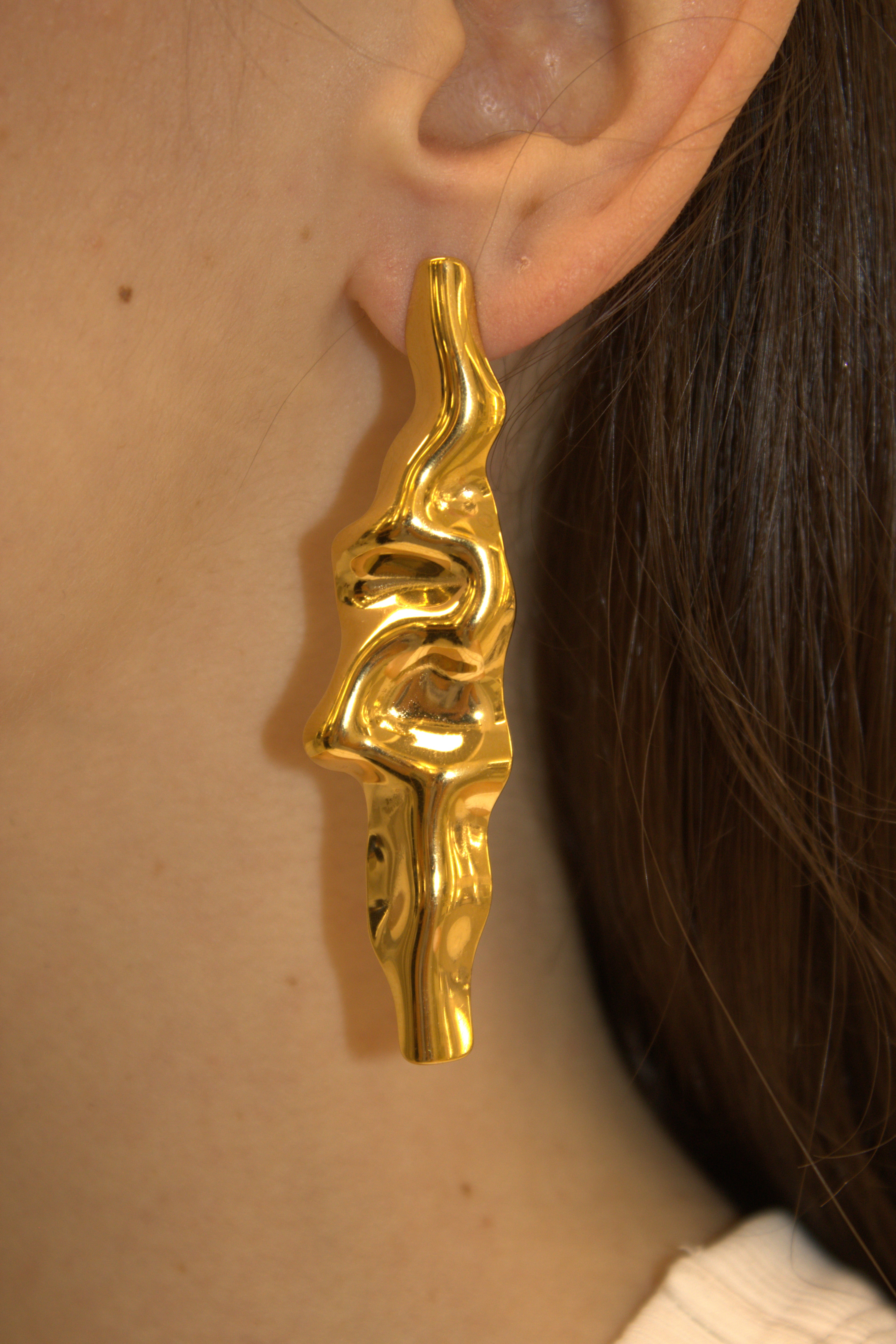 ORECCHINI IN ACCIAIO PENDENTI LUNGHI "LIQUID GOLD" DAL DESIGN ORGANICO