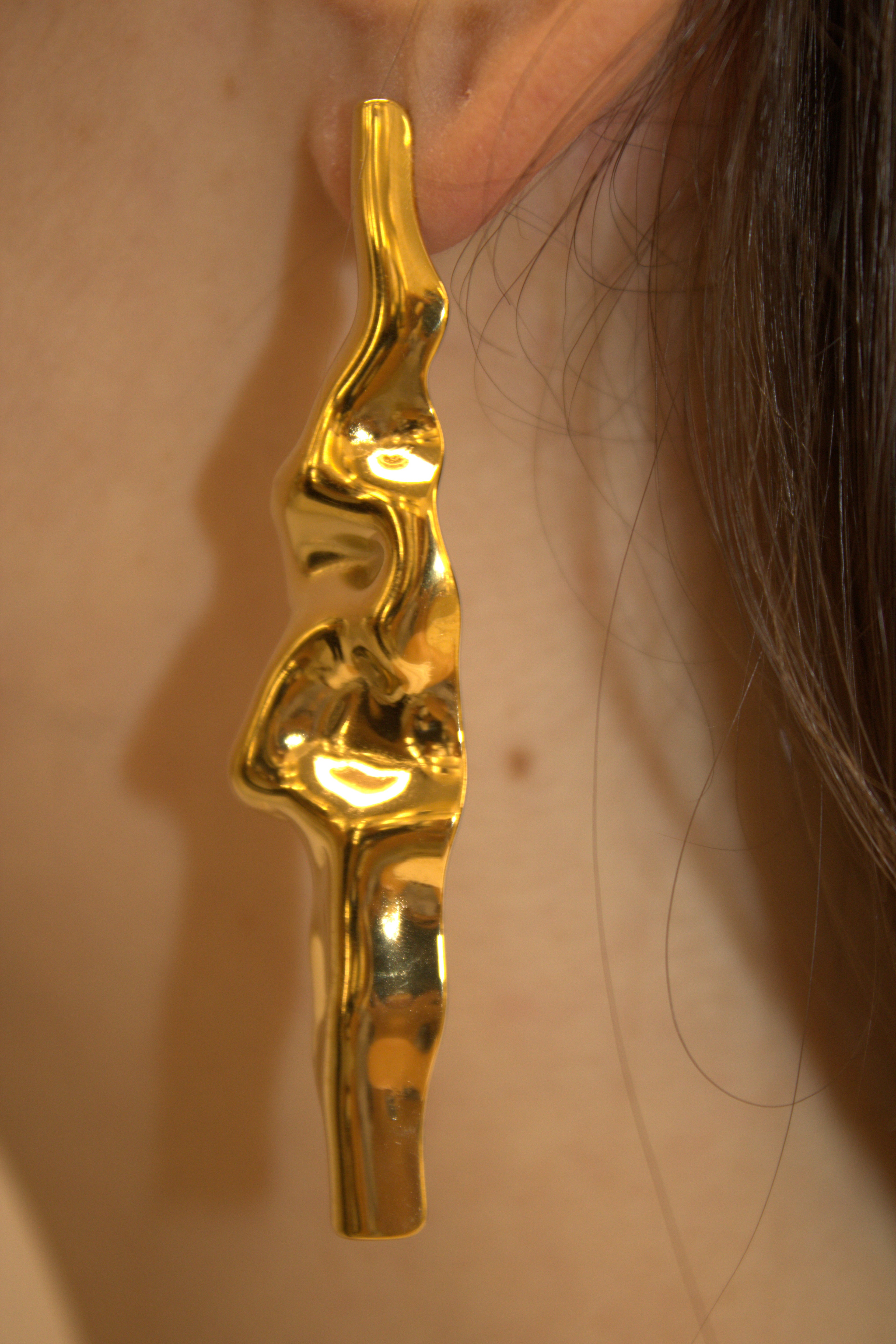 ORECCHINI IN ACCIAIO PENDENTI LUNGHI "LIQUID GOLD" DAL DESIGN ORGANICO