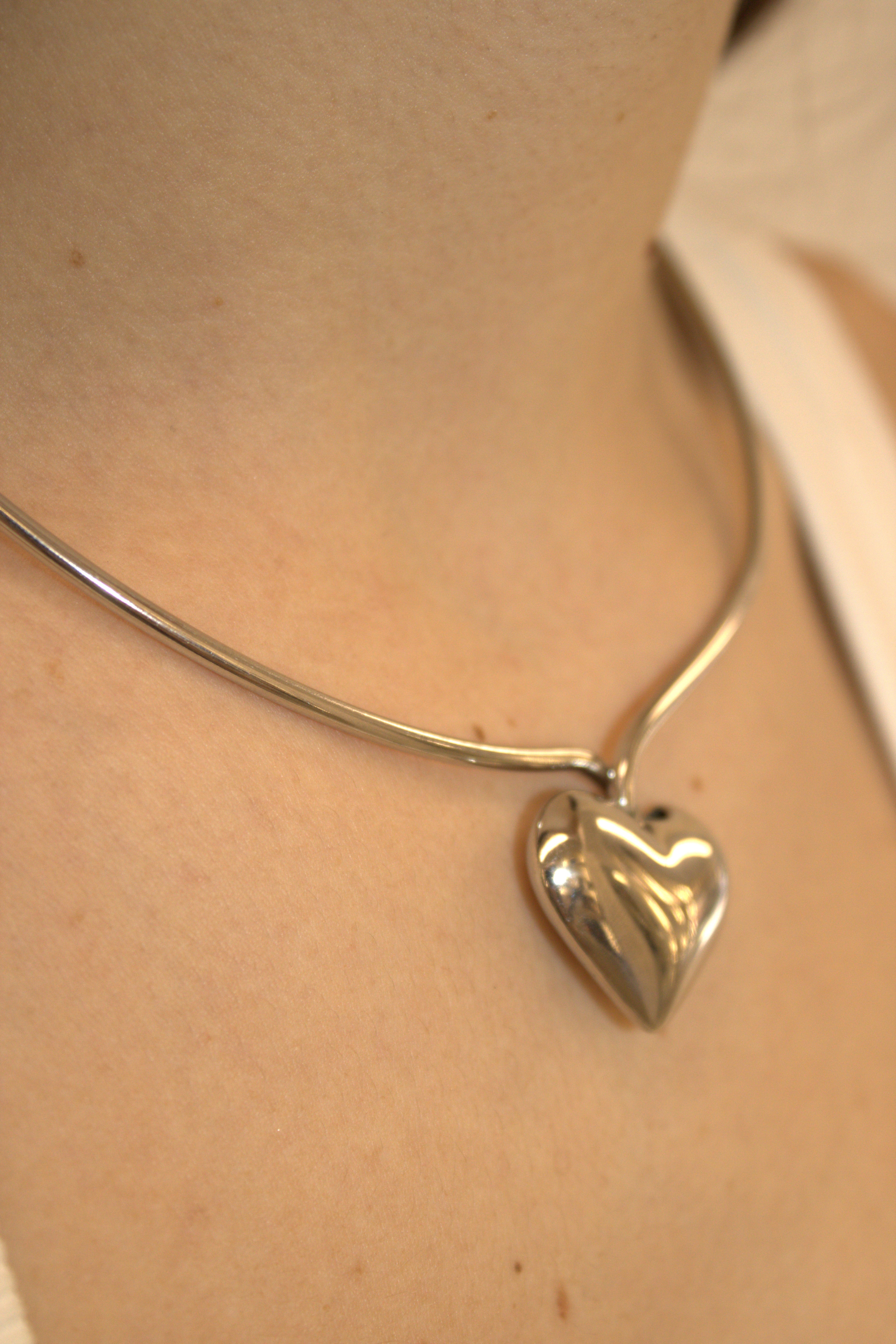 COLLANA IN ACCIAIO RIGIDA CON CUORE BOMBATO PUFFY