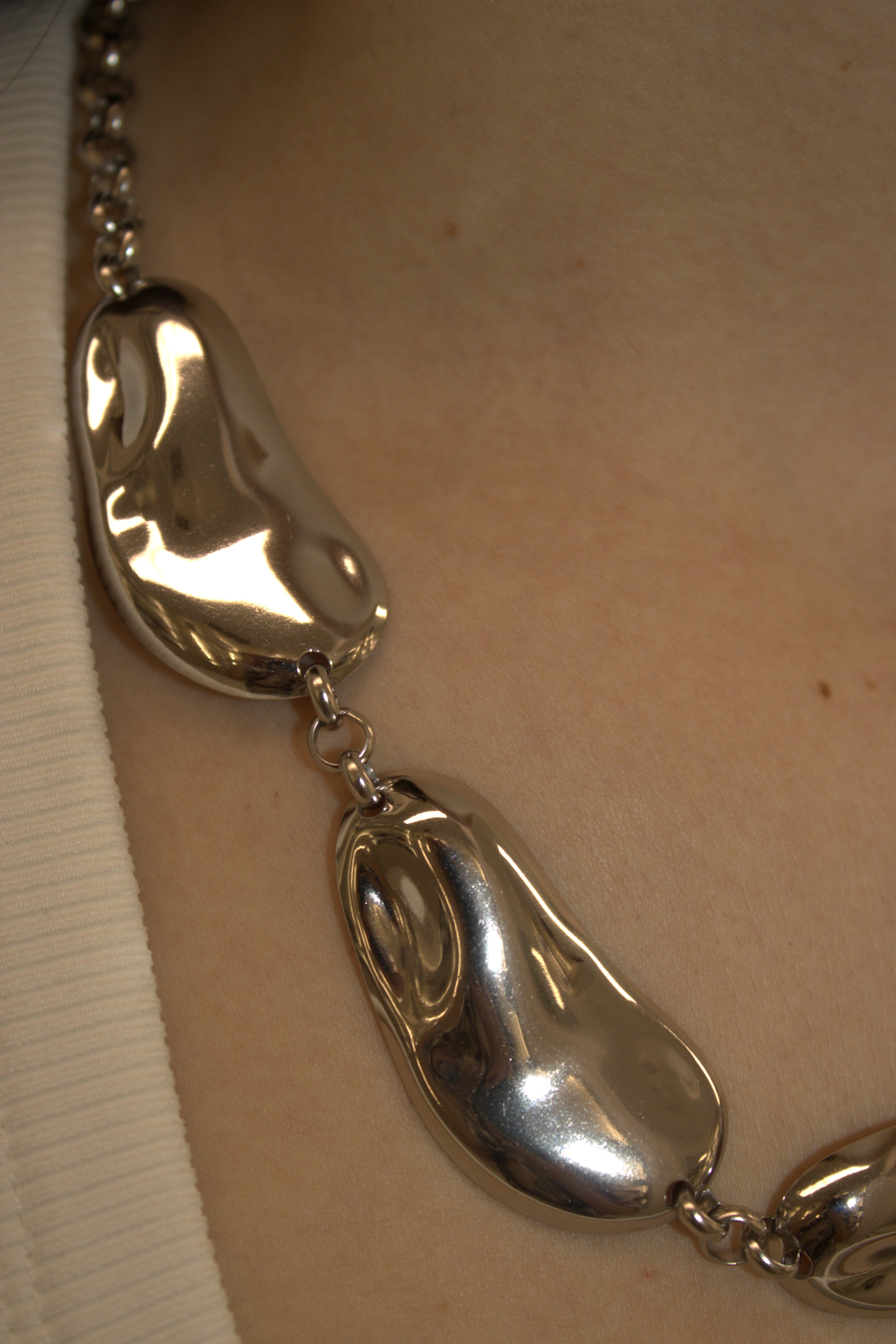 COLLANA IN ACCIAIO CON PLACCHE ORGANICHE FLUIDE