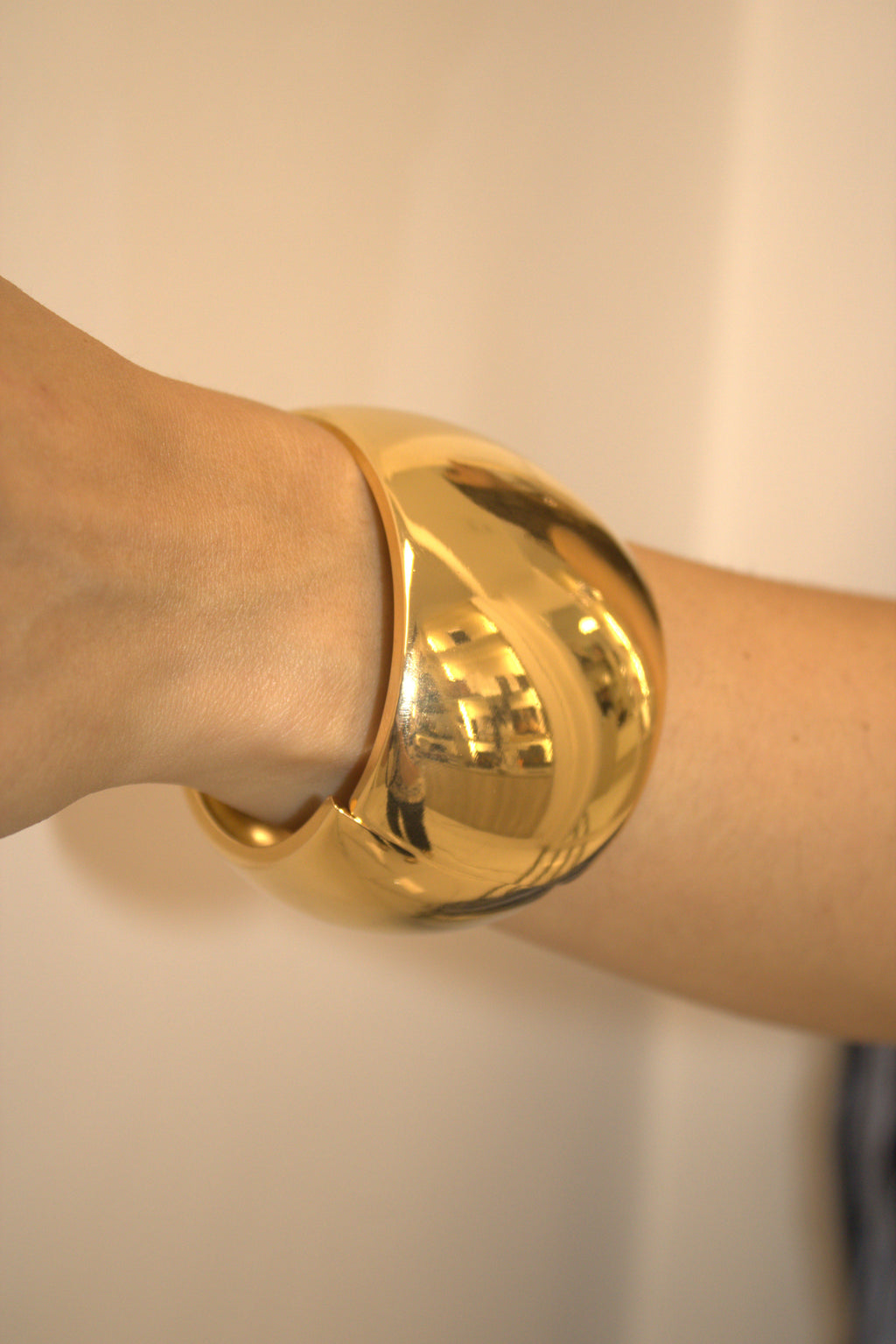 BRACCIALE IN ACCIAIO RIGIDO A FASCIA BOLD DORATO