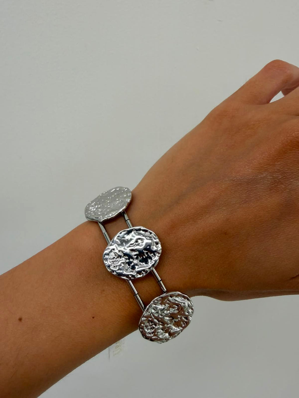 BRACCIALE IN ACCIAIO A DOPPIO FILO CON TRE DISCHI MARTELLATI