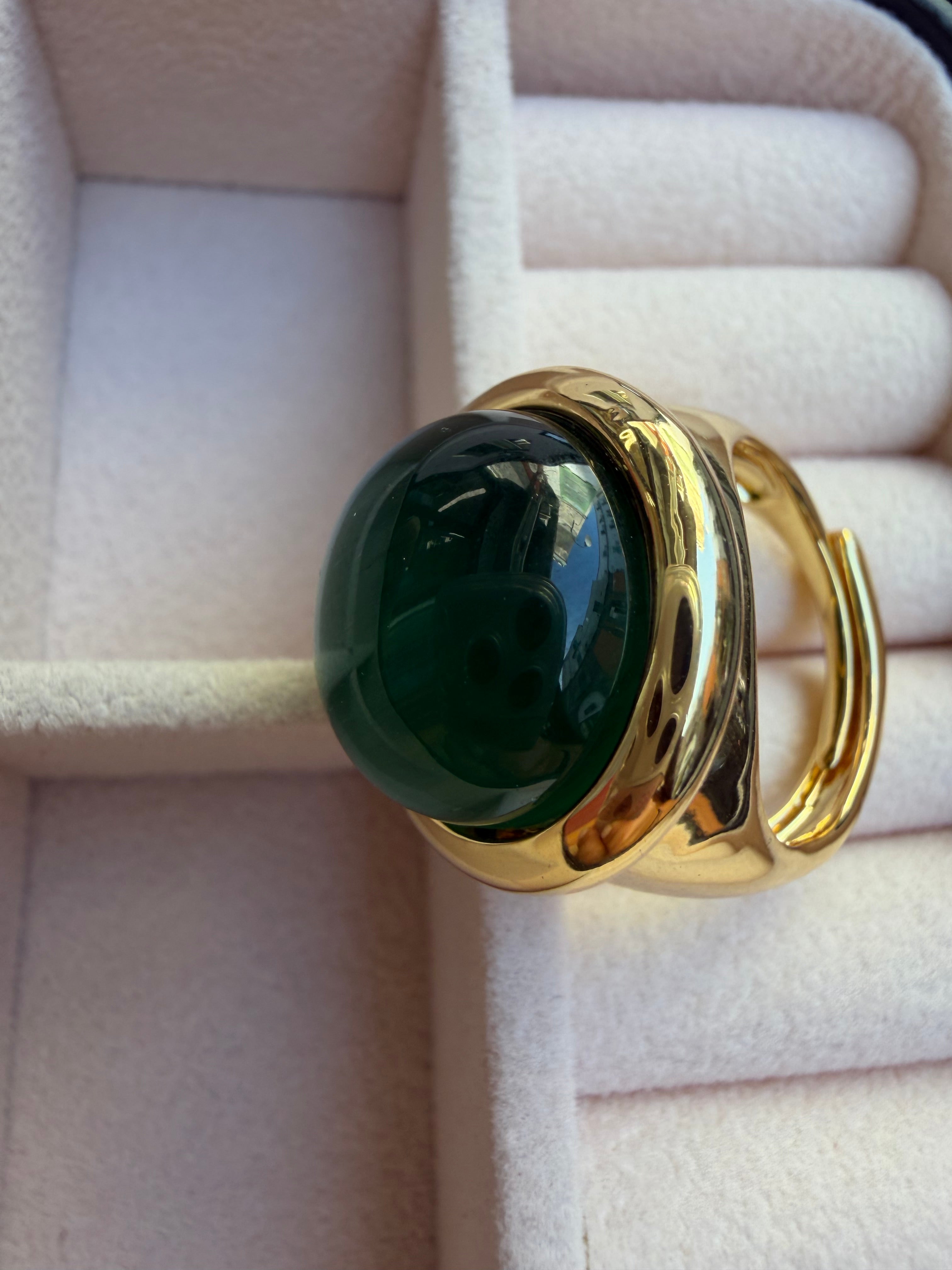 Anello chunky placcato oro con pietra cabochon verde intenso