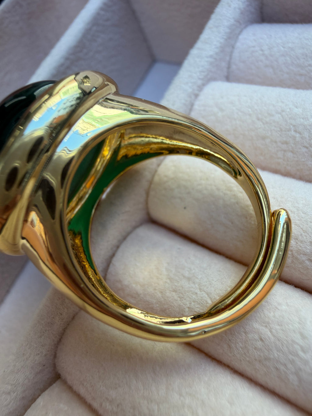 Anello chunky placcato oro con pietra cabochon verde intenso