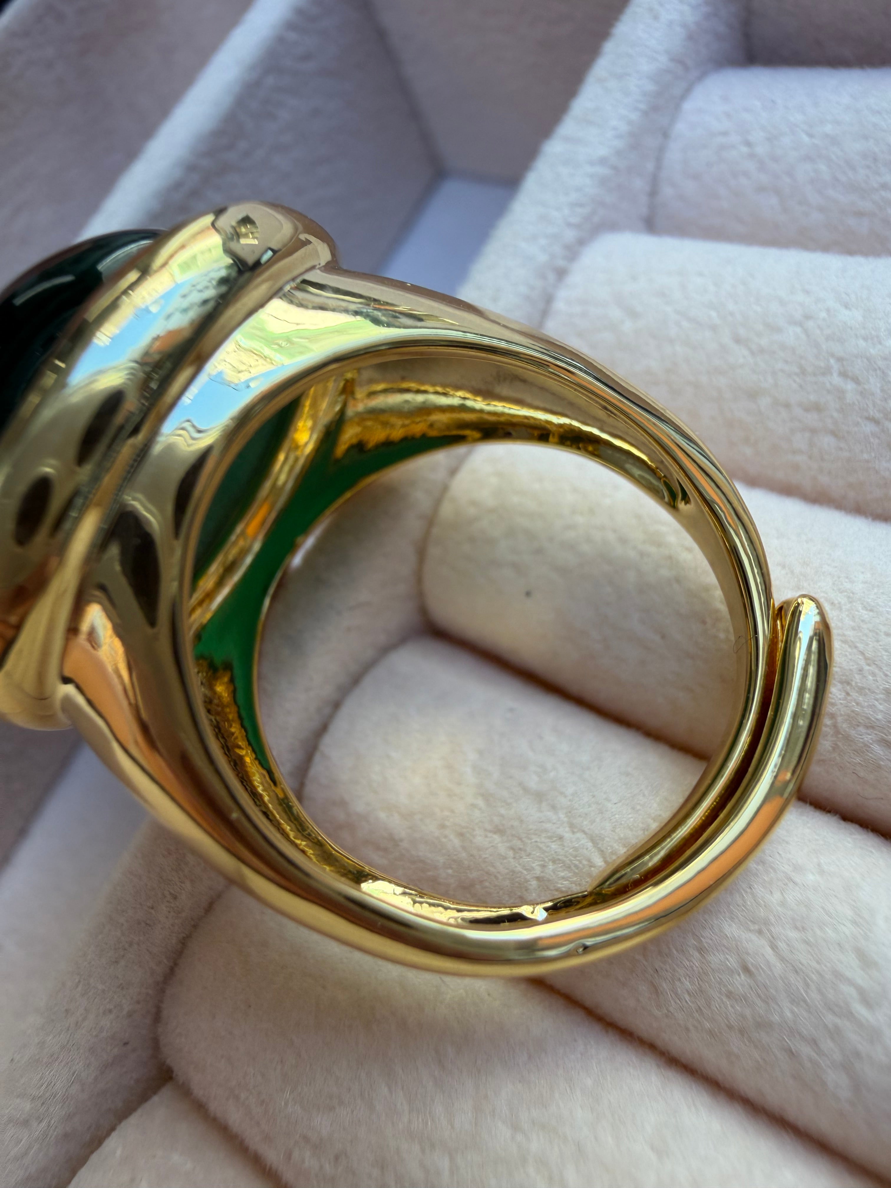 Anello chunky placcato oro con pietra cabochon verde intenso