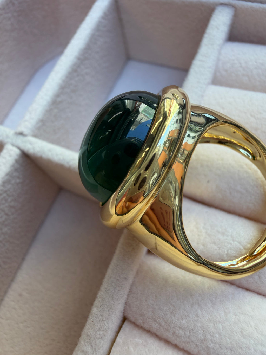 Anello chunky placcato oro con pietra cabochon verde intenso