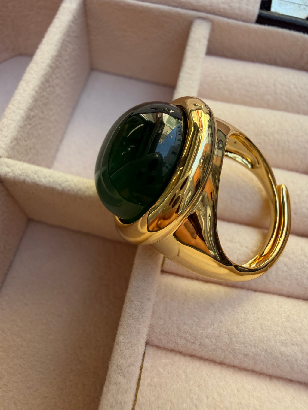 Anello chunky placcato oro con pietra cabochon verde intenso