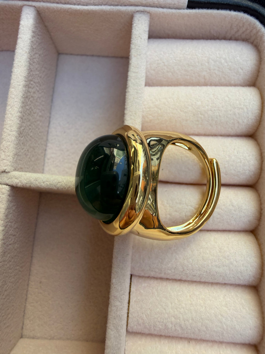 Anello chunky placcato oro con pietra cabochon verde intenso