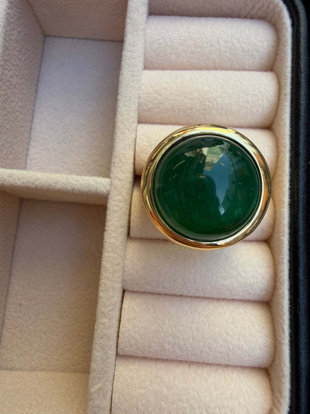 Anello chunky placcato oro con pietra cabochon verde intenso