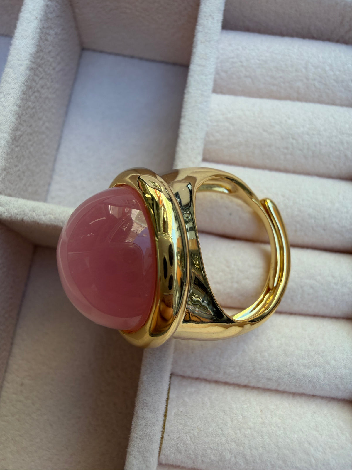 Anello chunky placcato oro con pietra cabochon rosa