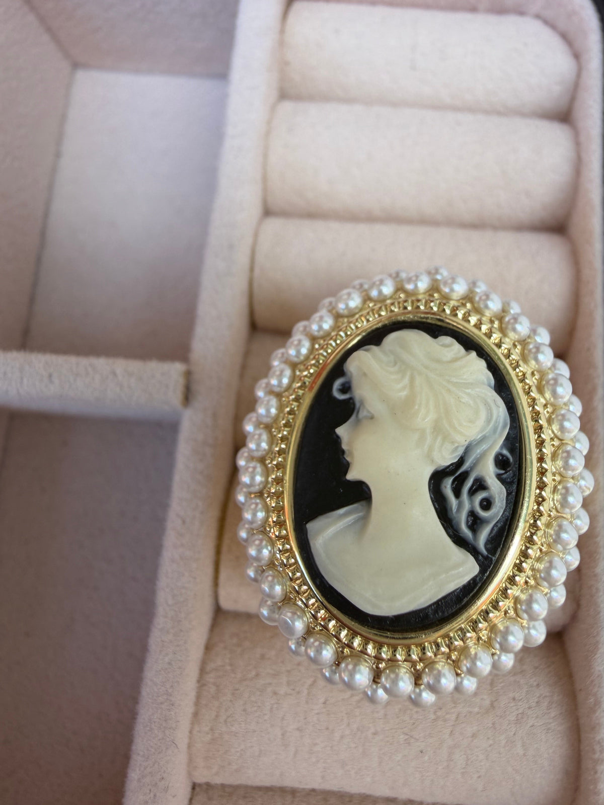 Anello cameo vintage con cornice di perline