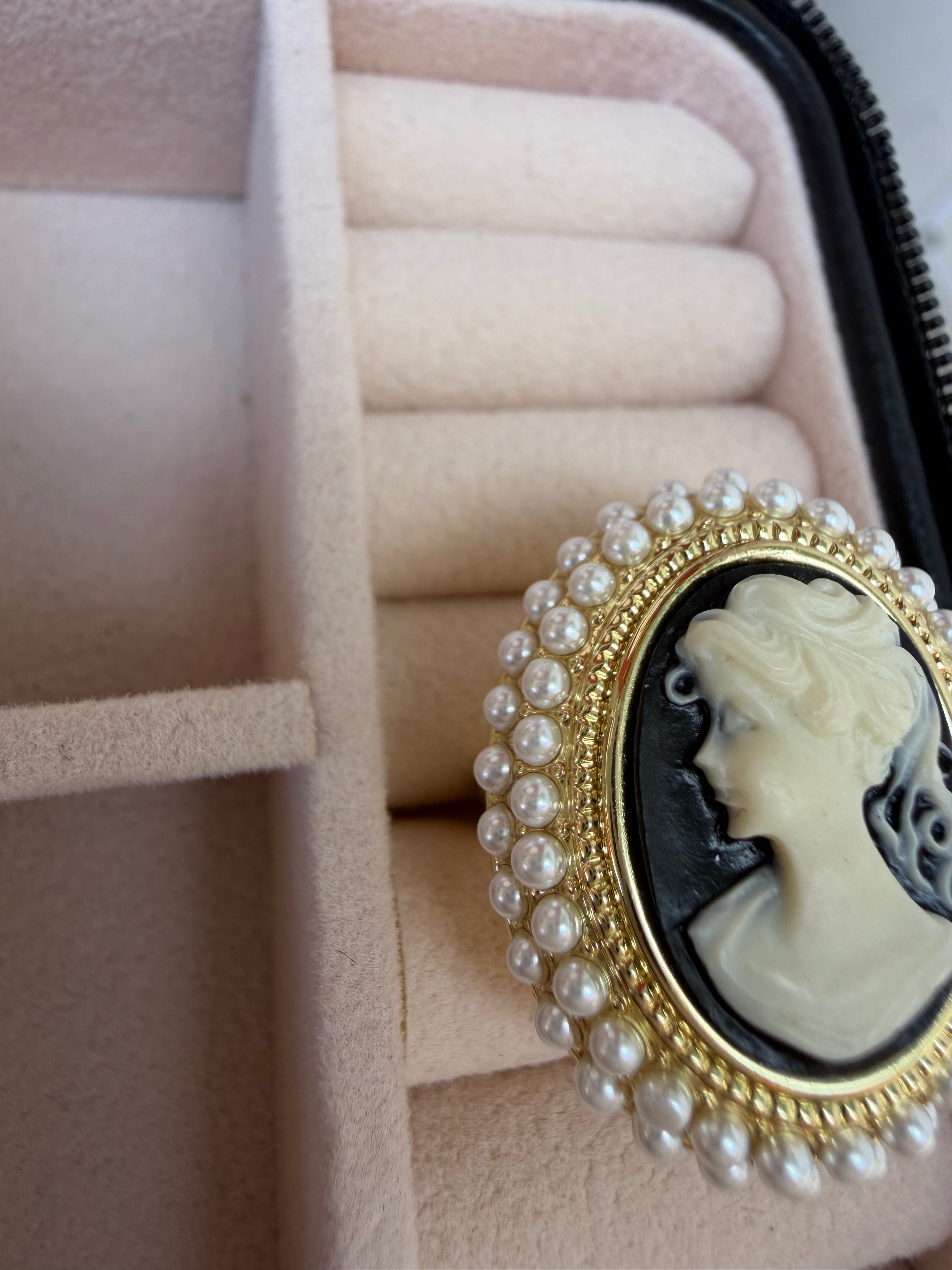 Anello cameo vintage con cornice di perline