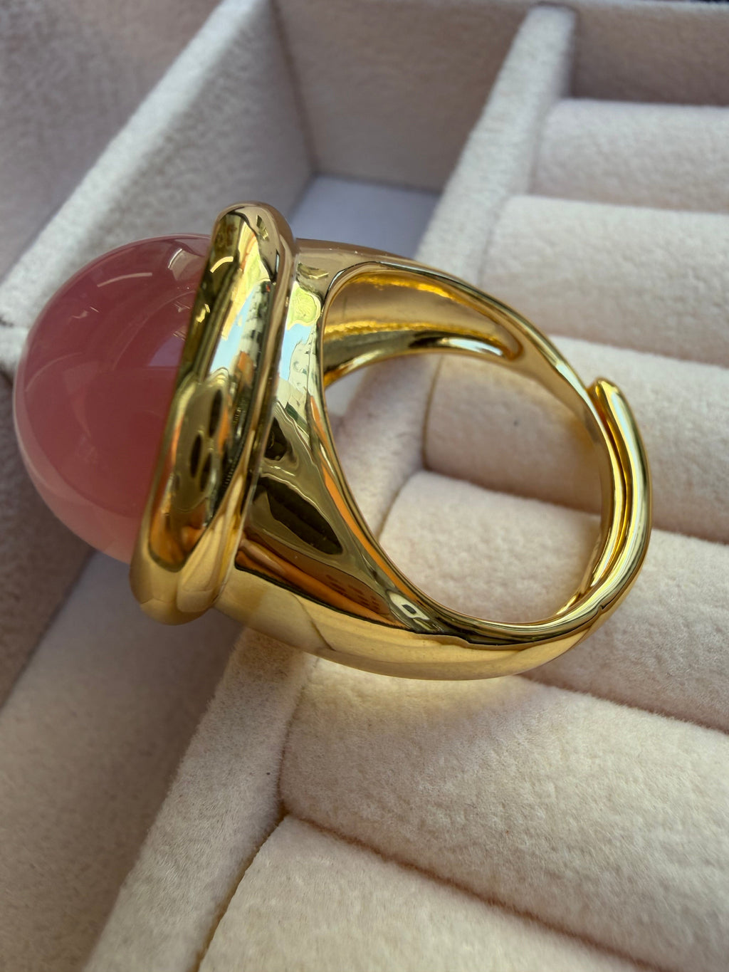 Anello chunky placcato oro con pietra cabochon rosa
