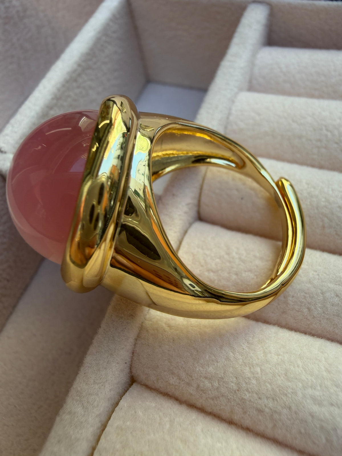 Anello chunky placcato oro con pietra cabochon rosa