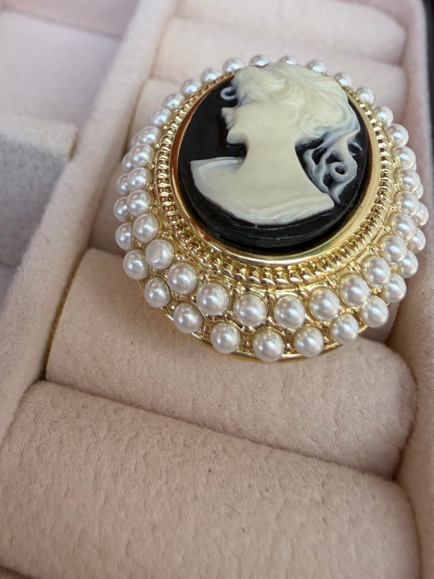 Anello cameo vintage con cornice di perline