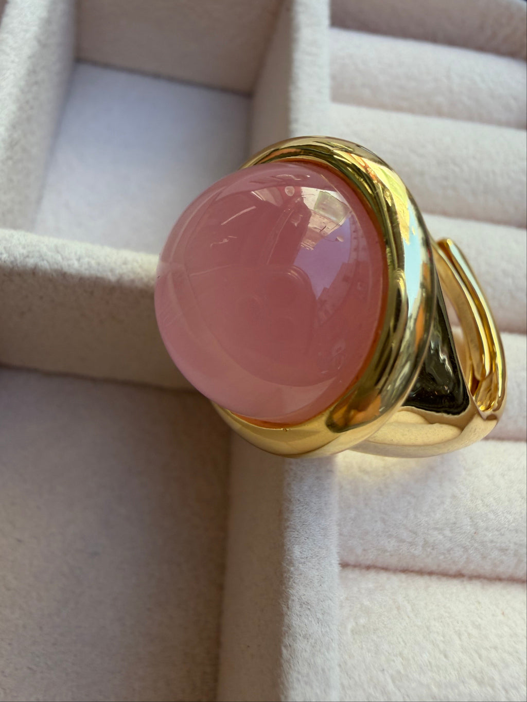 Anello chunky placcato oro con pietra cabochon rosa