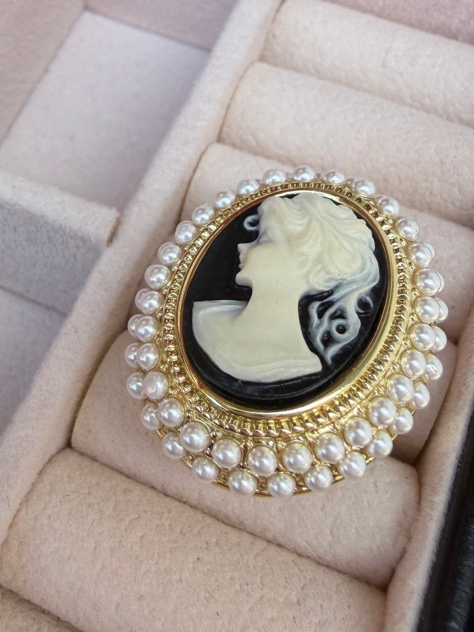 Anello cameo vintage con cornice di perline