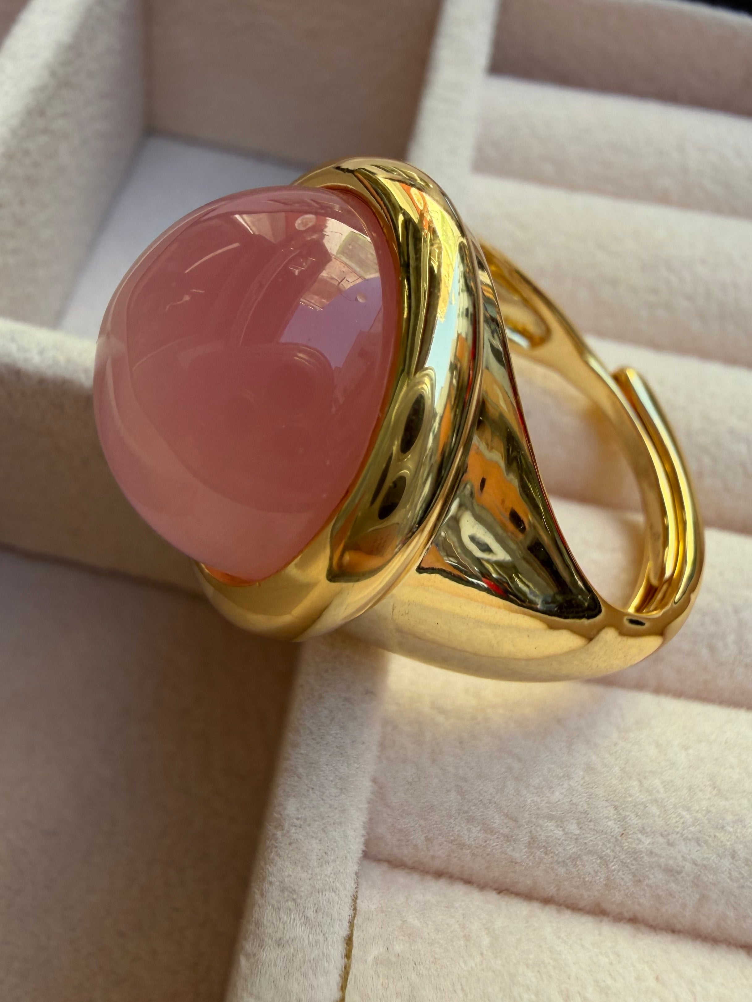 Anello chunky placcato oro con pietra cabochon rosa
