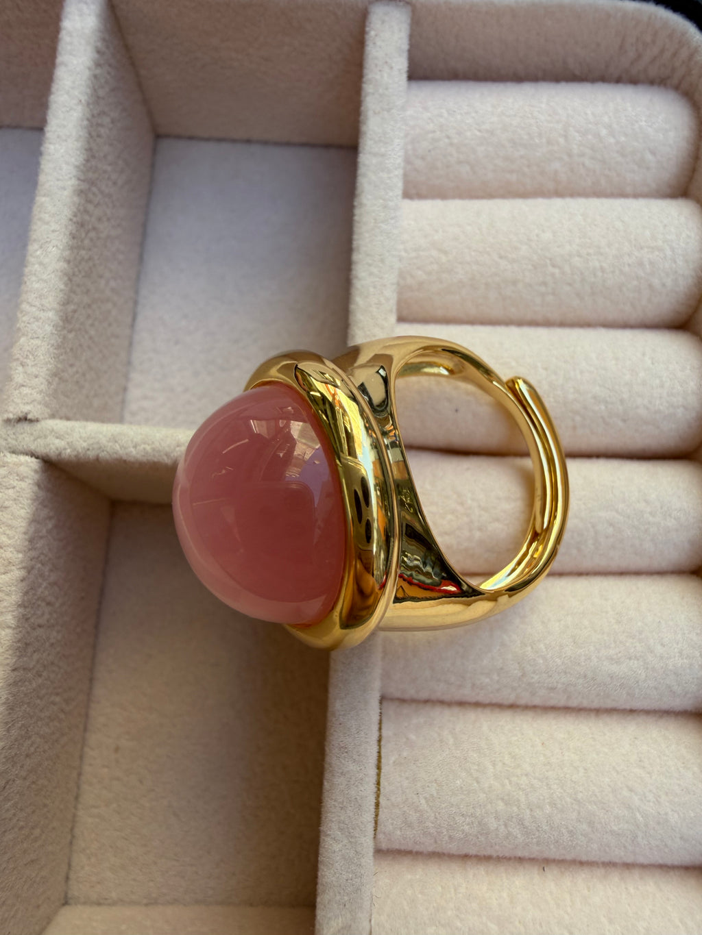 Anello chunky placcato oro con pietra cabochon rosa