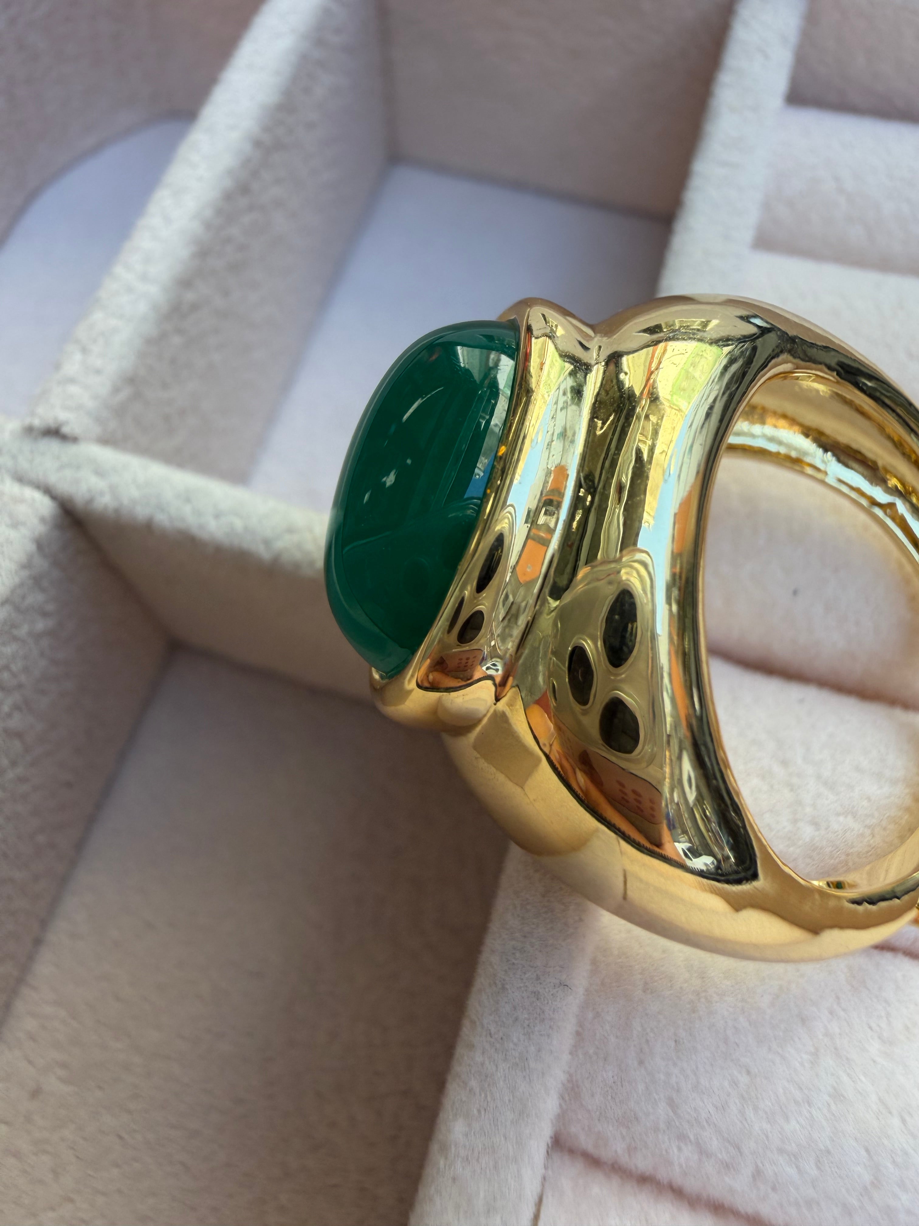 Anello placcato in oro con pietra cabochon verde