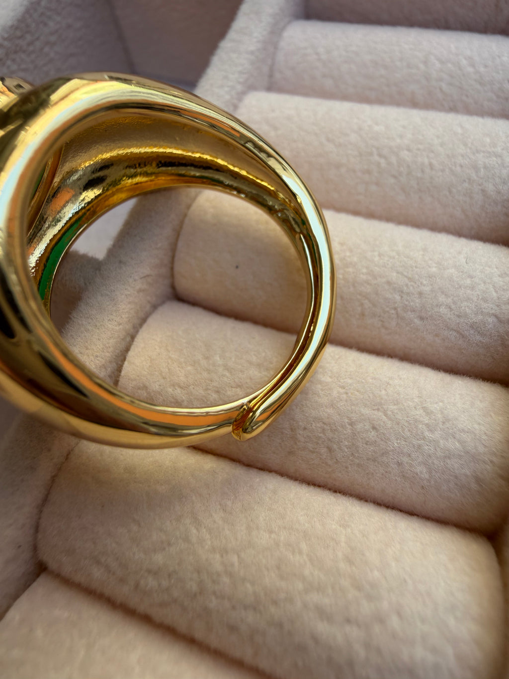 Anello placcato in oro con pietra cabochon verde