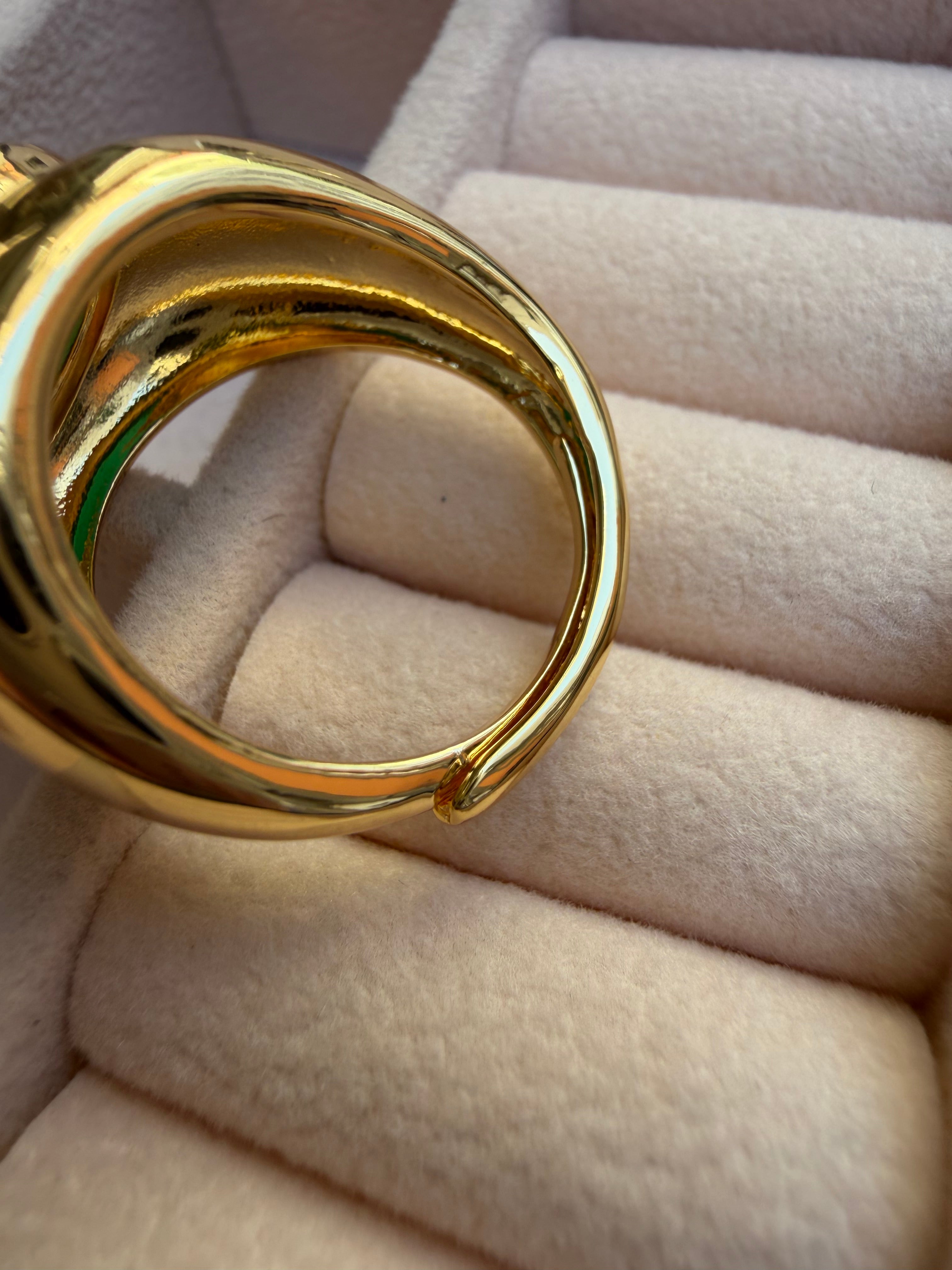 Anello placcato in oro con pietra cabochon verde