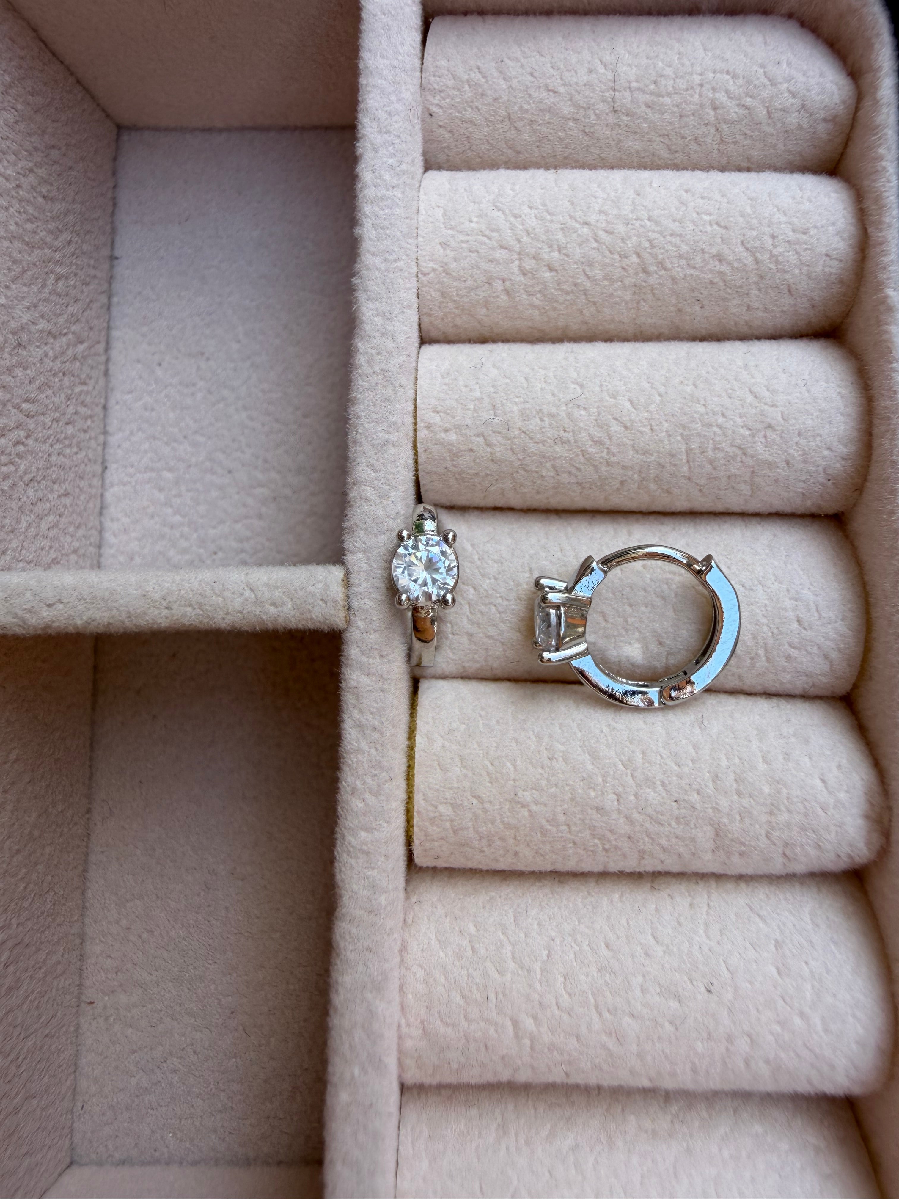 Orecchini cerchietto huggie con punto luce solitario