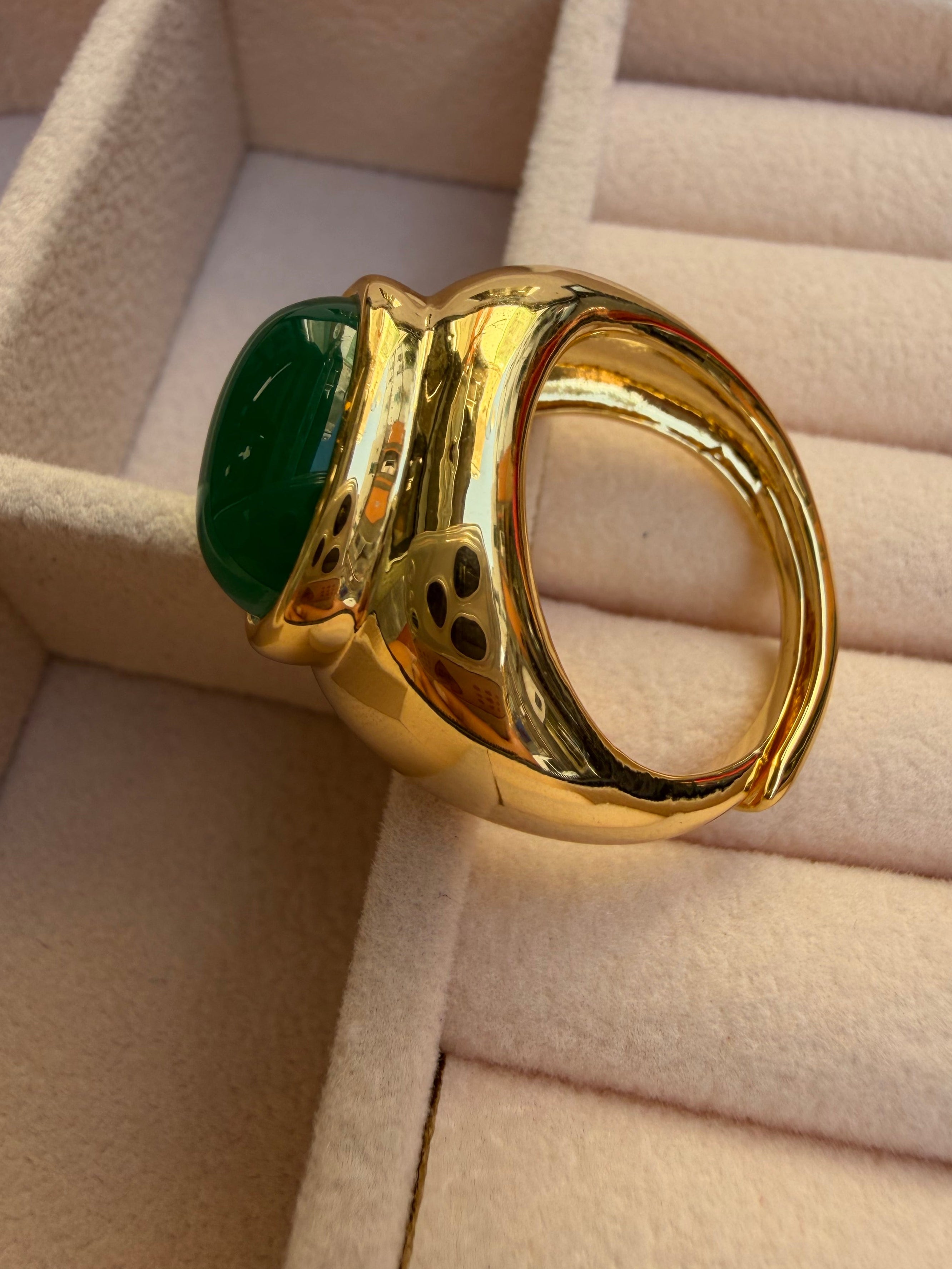 Anello placcato in oro con pietra cabochon verde