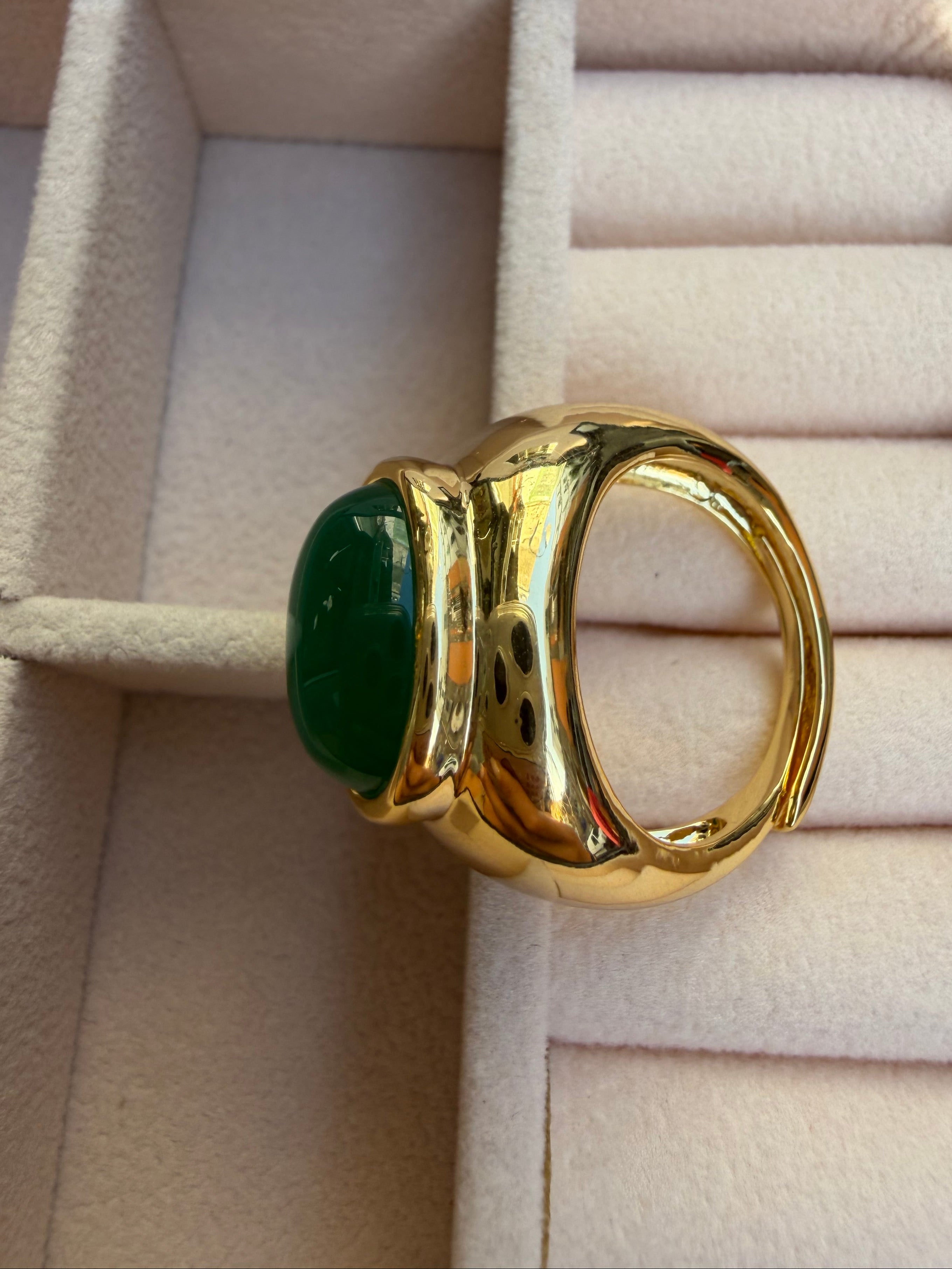 Anello placcato in oro con pietra cabochon verde