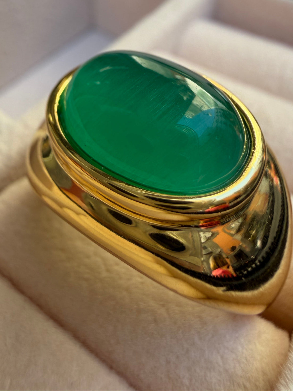 Anello placcato in oro con pietra cabochon verde