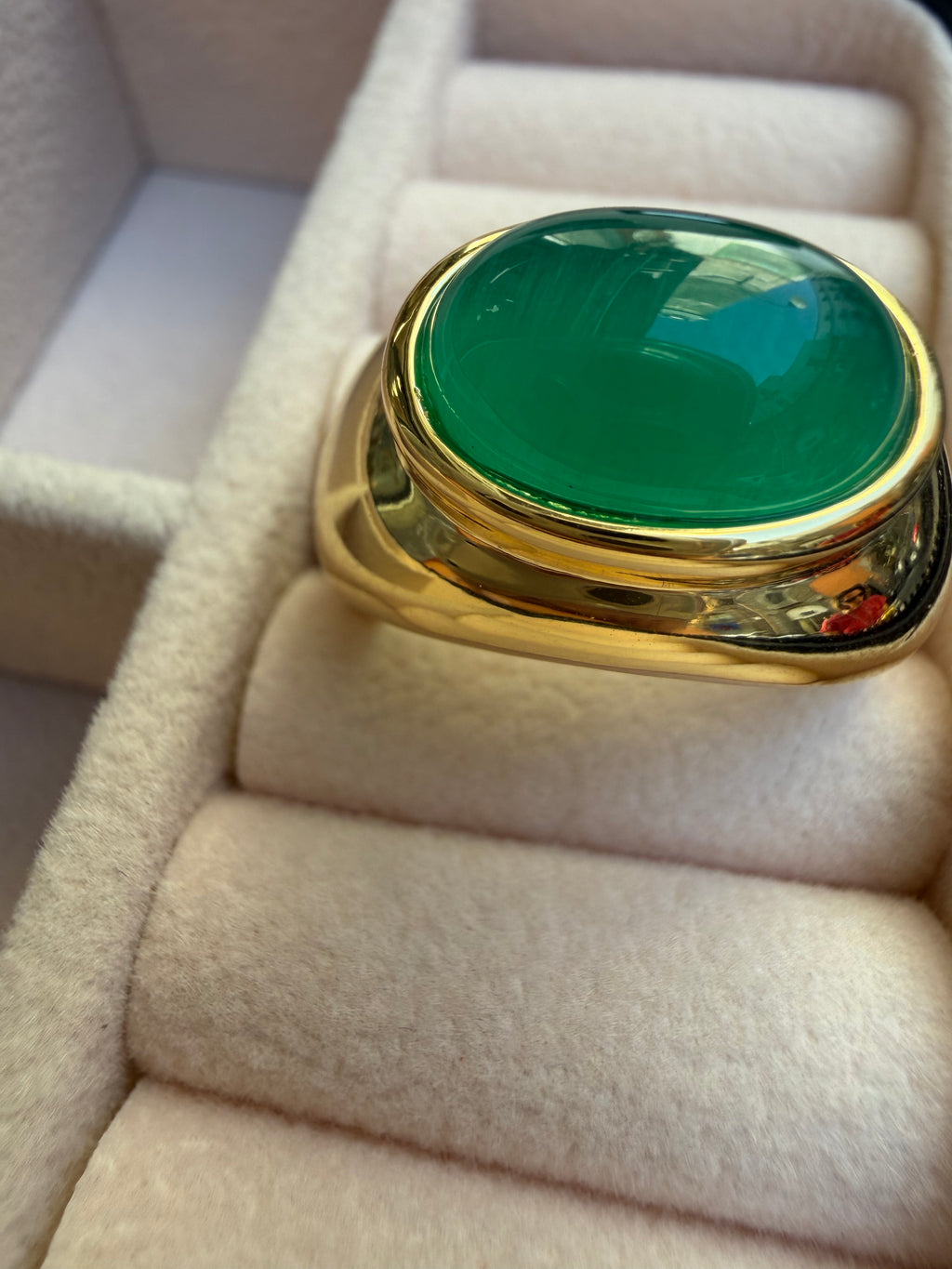 Anello placcato in oro con pietra cabochon verde