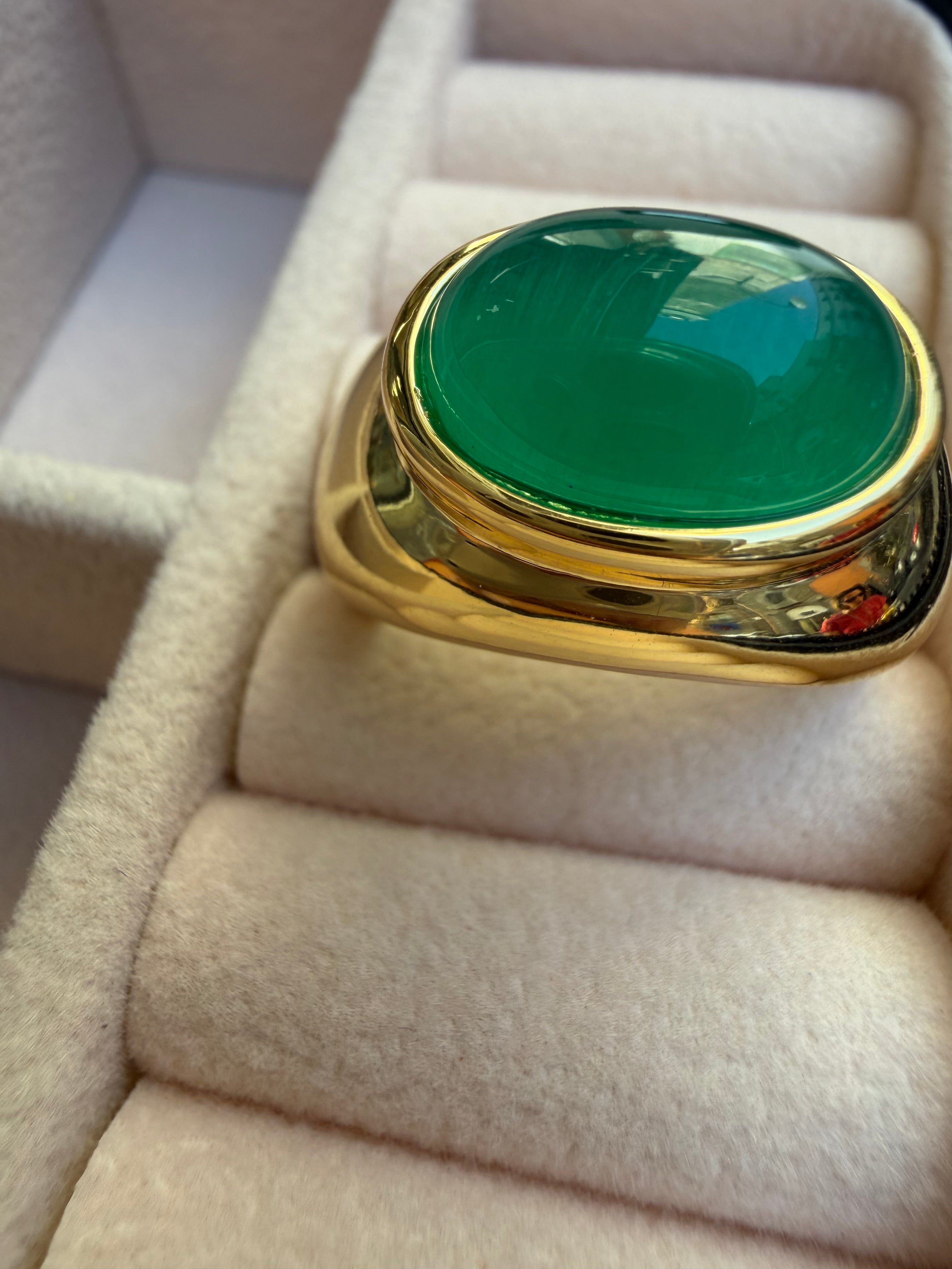 Anello placcato in oro con pietra cabochon verde