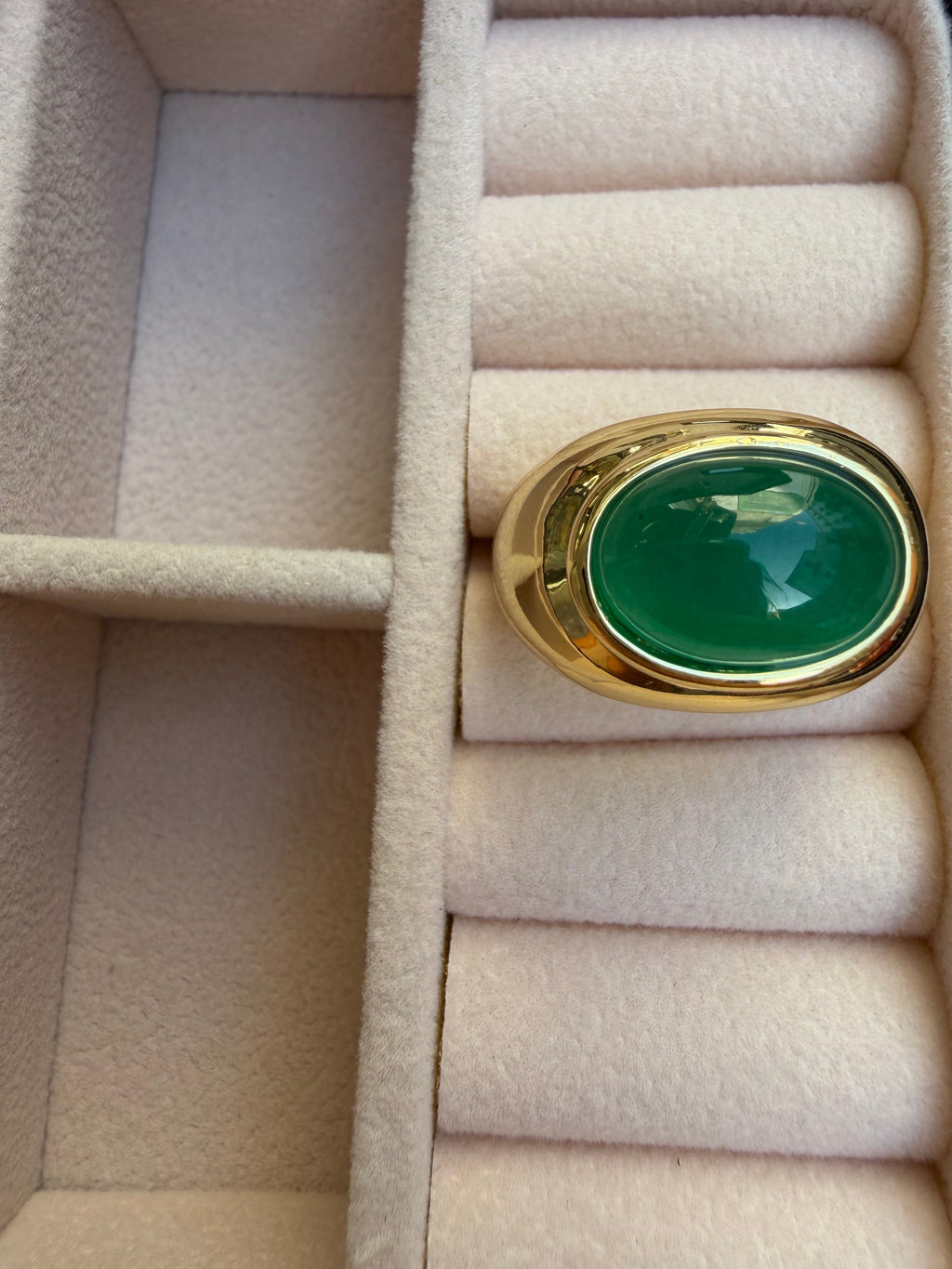 Anello placcato in oro con pietra cabochon verde