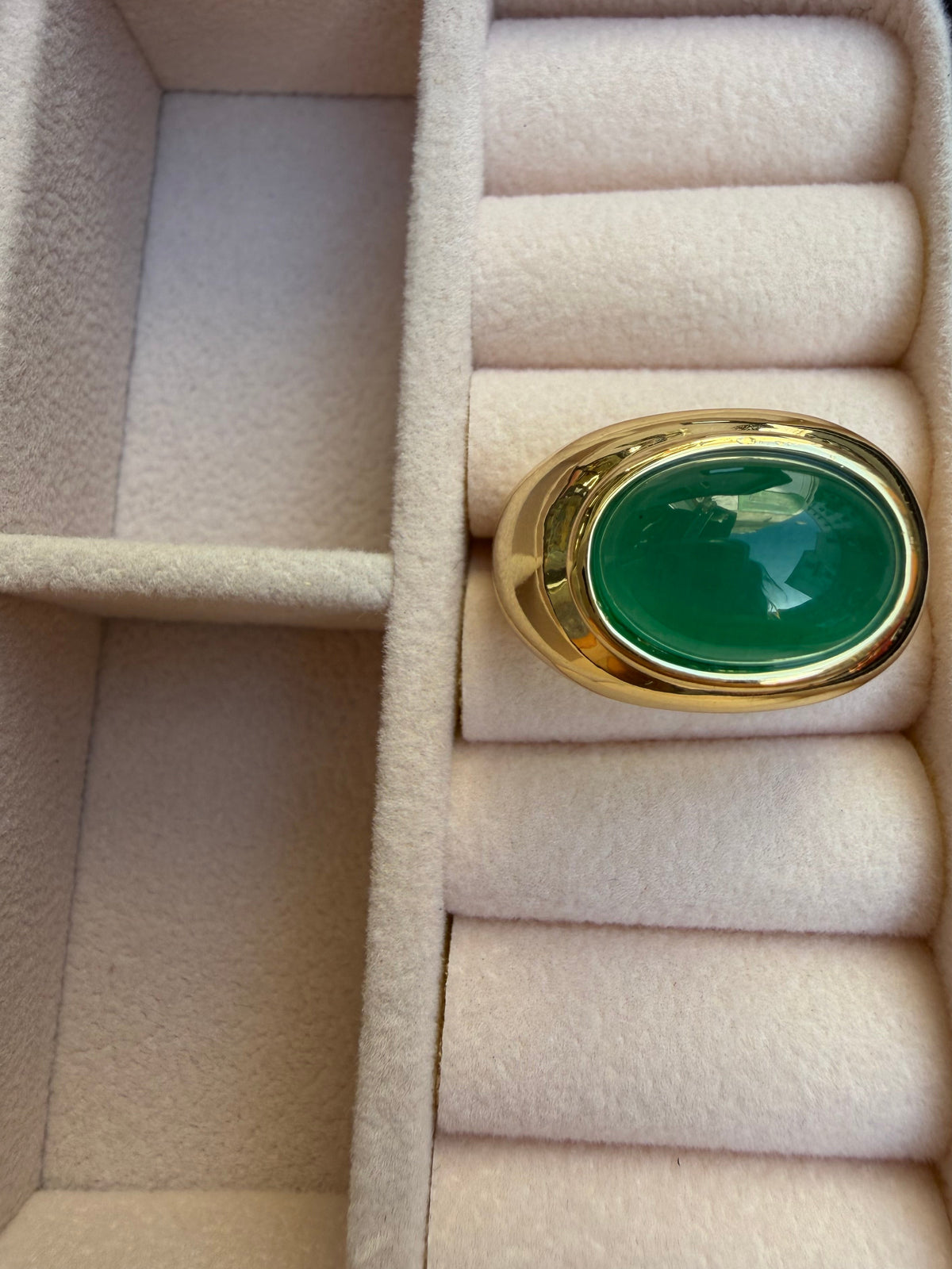 Anello placcato in oro con pietra cabochon verde