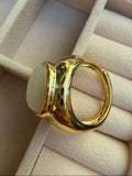Anello placcato in oro con pietra cabochon bianco