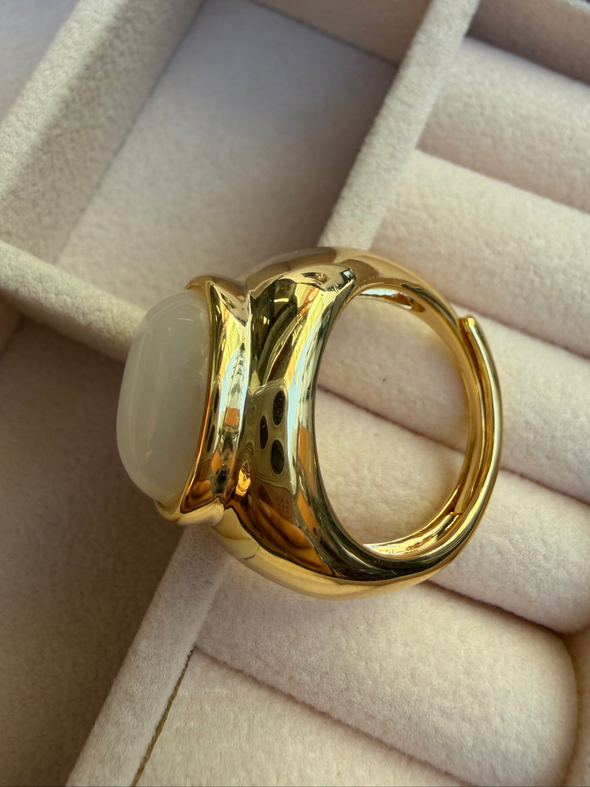 Anello placcato in oro con pietra cabochon bianco