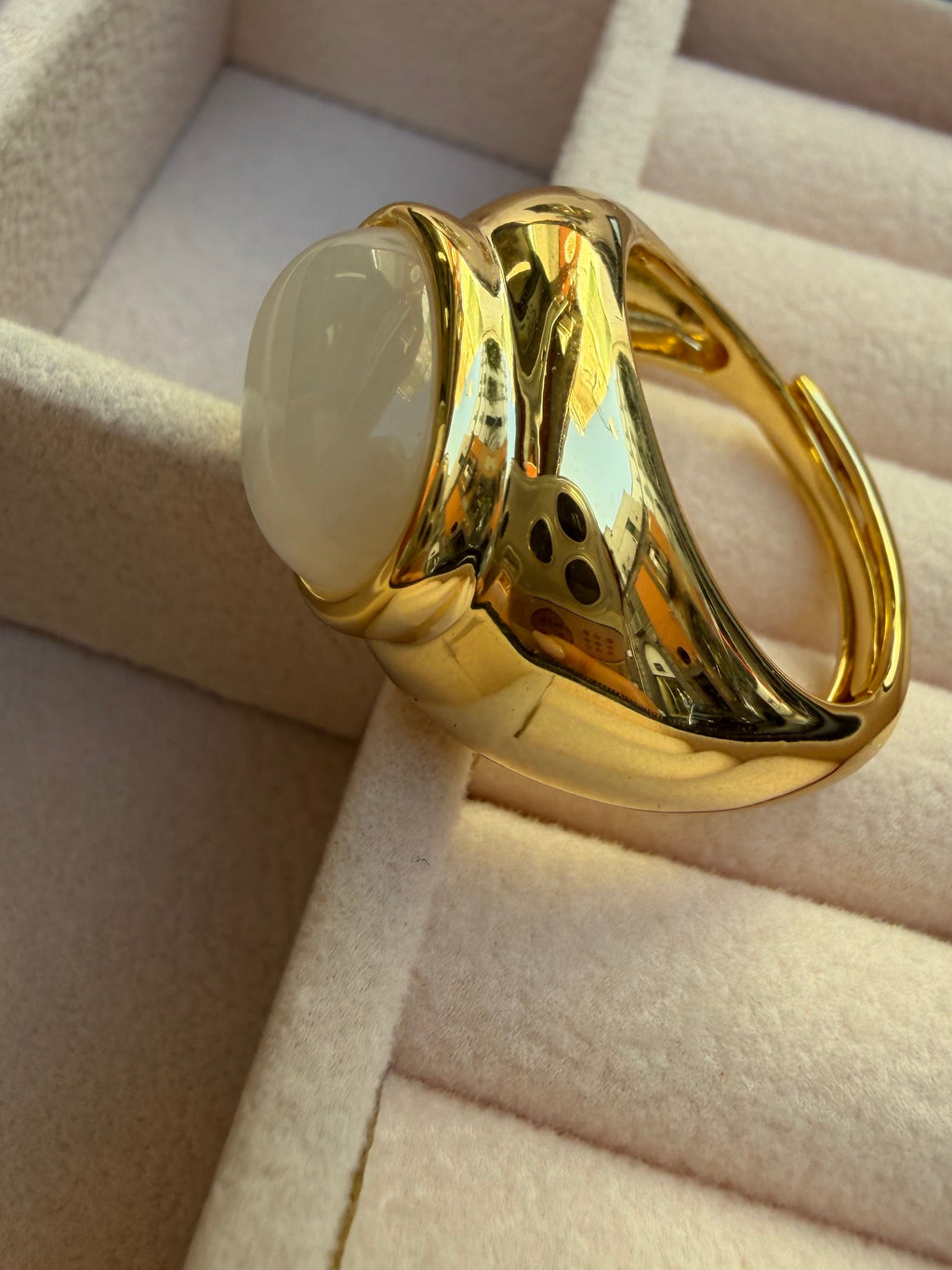 Anello placcato in oro con pietra cabochon bianco