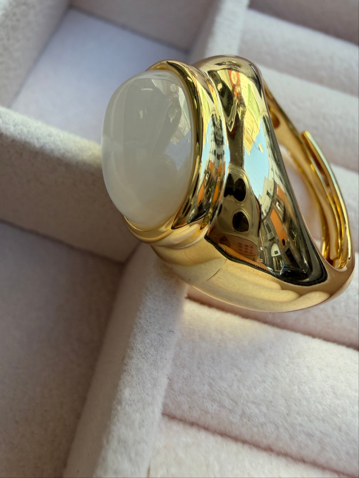 Anello placcato in oro con pietra cabochon bianco