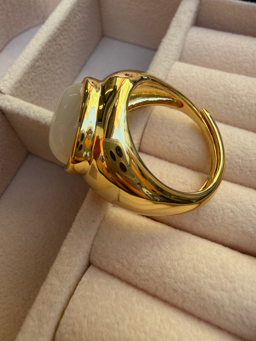 Anello placcato in oro con pietra cabochon bianco