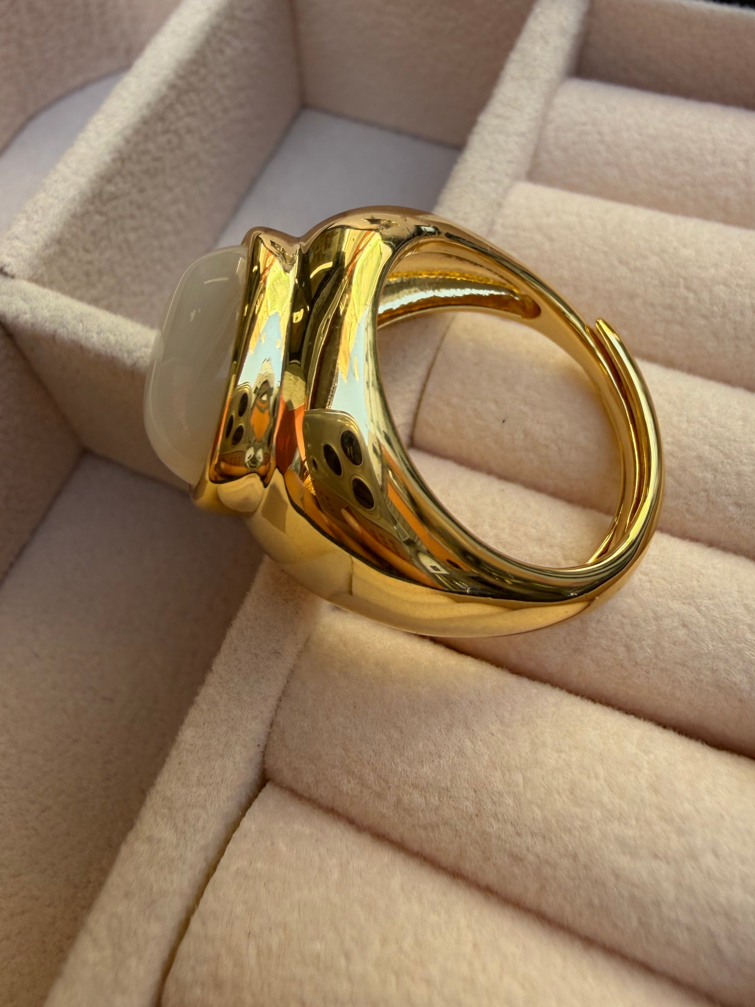 Anello placcato in oro con pietra cabochon bianco