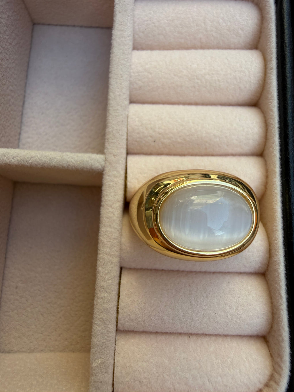 Anello placcato in oro con pietra cabochon bianco